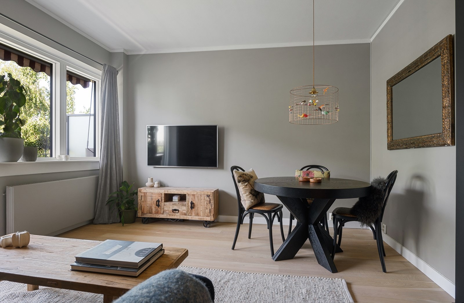 Nye vinduer og balkongdør 2022. Store vindusflater slipper inn rikelig med naturlig lys. Galleribilde