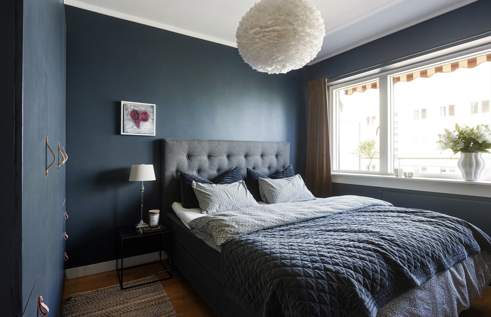 Soverom med plass til dobbeltseng, nattbord og tilhørende møblement. Galleribilde