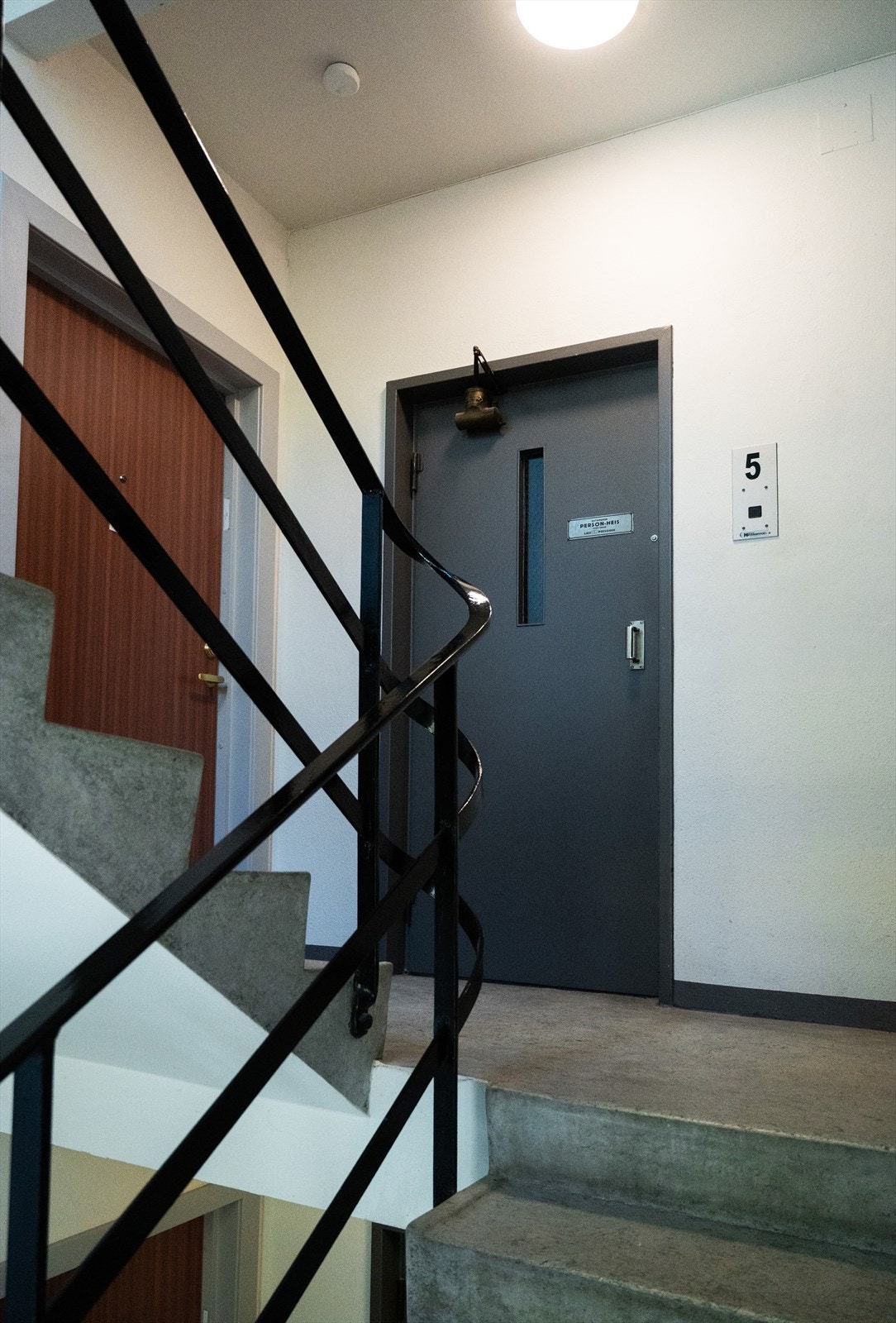 Heis. Nesten Trappefri adkomst til leiligheten. Galleribilde