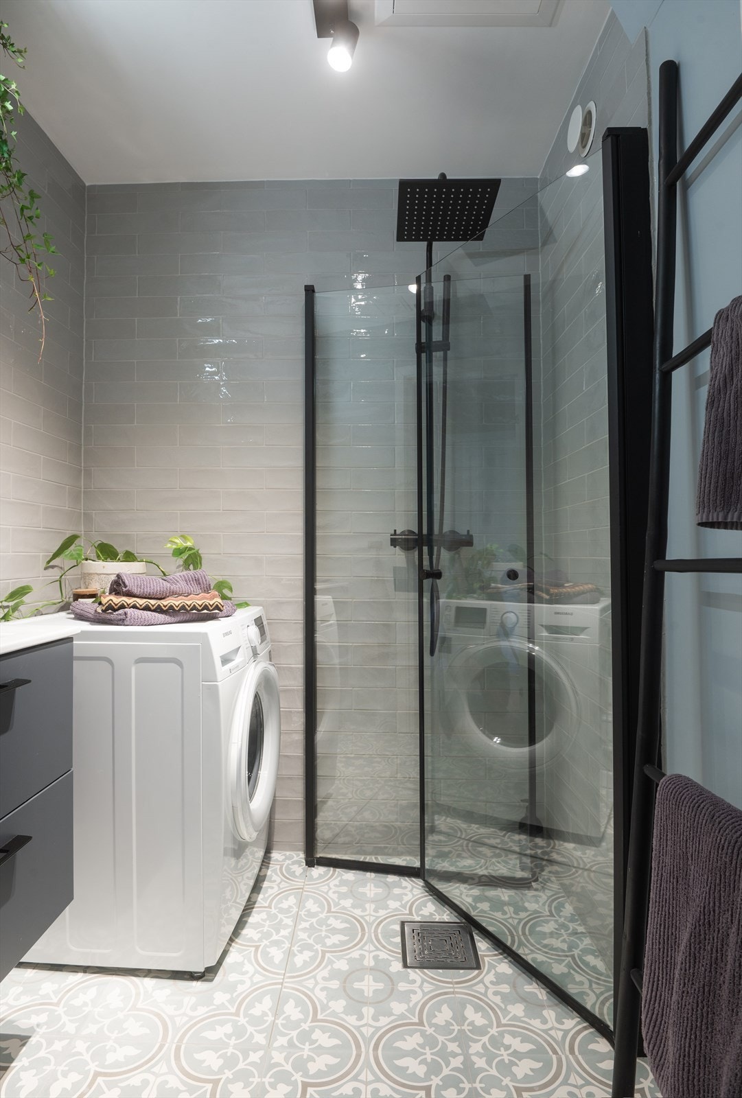 Romslig og nedsenket dusjhjørne med regn- og hånddusj, og dører i herdet glass. Opplegg for vaskemaskin/ tørketrommel. Galleribilde