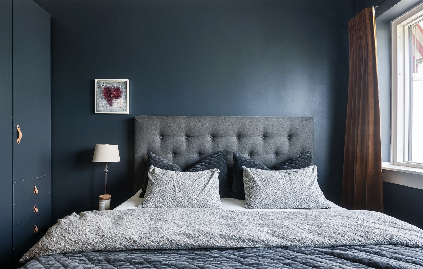 Soverommet er malt i en mørk og behagelig fargetone. Galleribilde