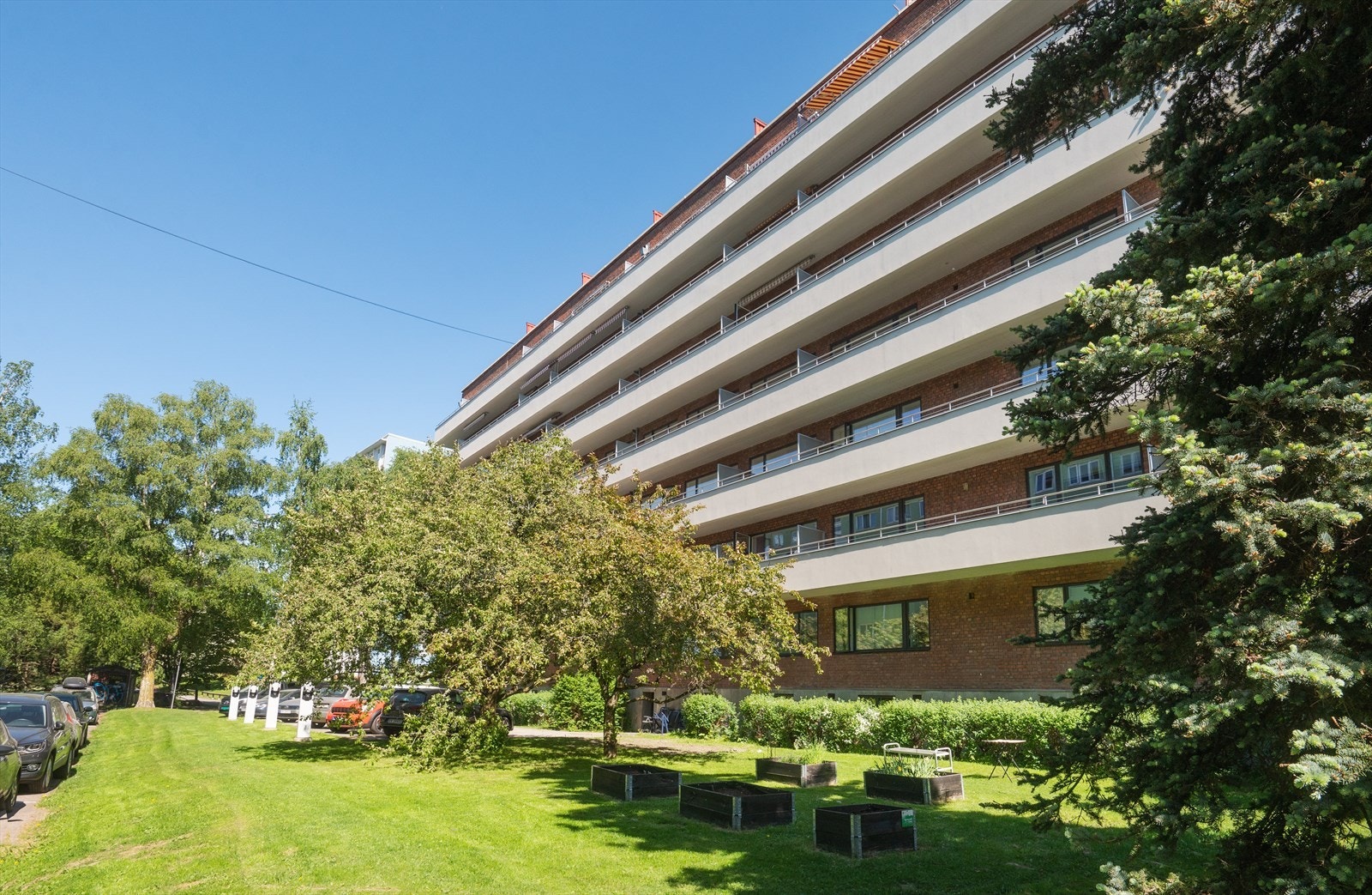 Opparbeidede fellesarealer med sykkelstativ, bruksplen, trær og diverse beplantning til glede for borettslagets beboere. Galleribilde