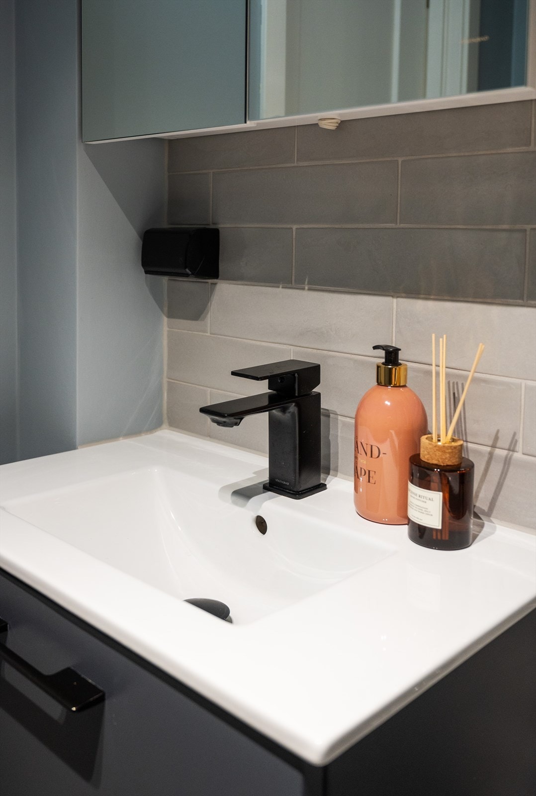 Bad med servant med underskuffer, og speilskap med LED lys over servant. Galleribilde