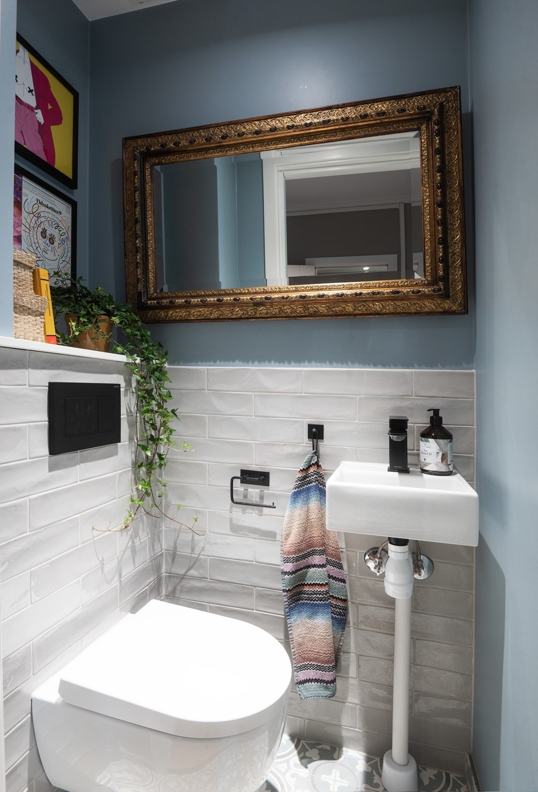 Separat WC med servant og vegghengt toalett. Galleribilde