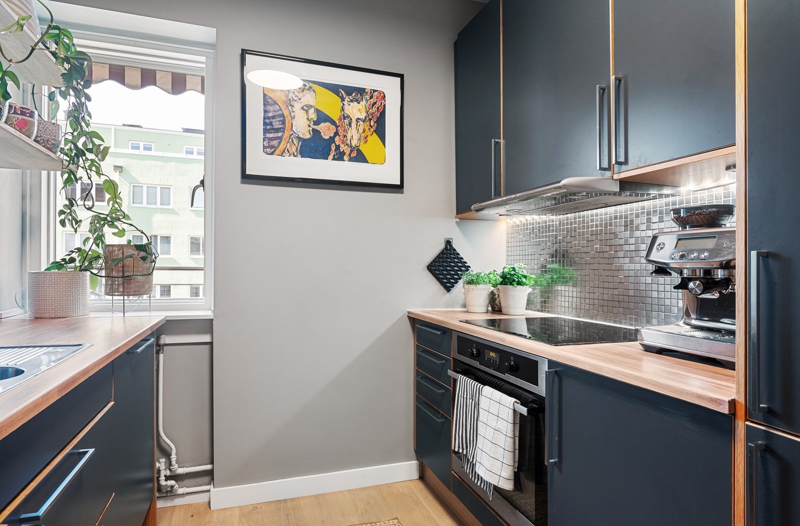 Integrert platetopp, stekeovn og oppvaskmaskin. Nisje for kjøleskap. Galleribilde