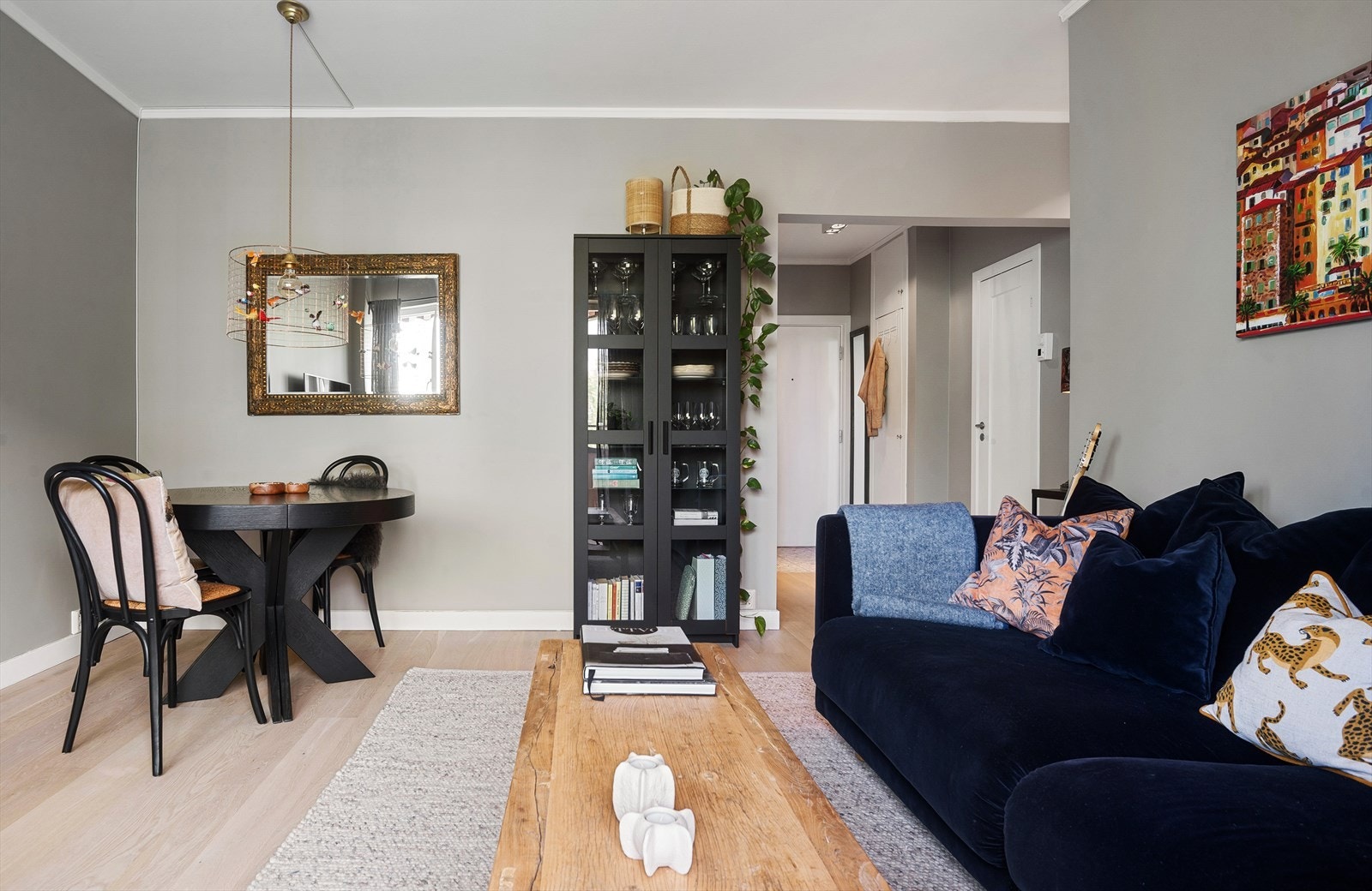 Leiligheten fremstår som lys og luftig gjennom effektiv planløsning og store vindusflater. Galleribilde