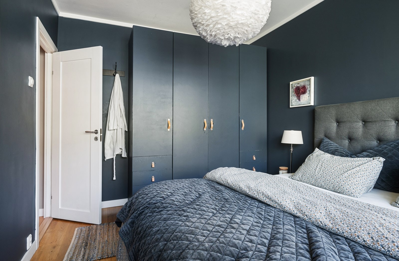 Innebygdt garderobeskap gir rikelig med oppbevaringsplass. Galleribilde