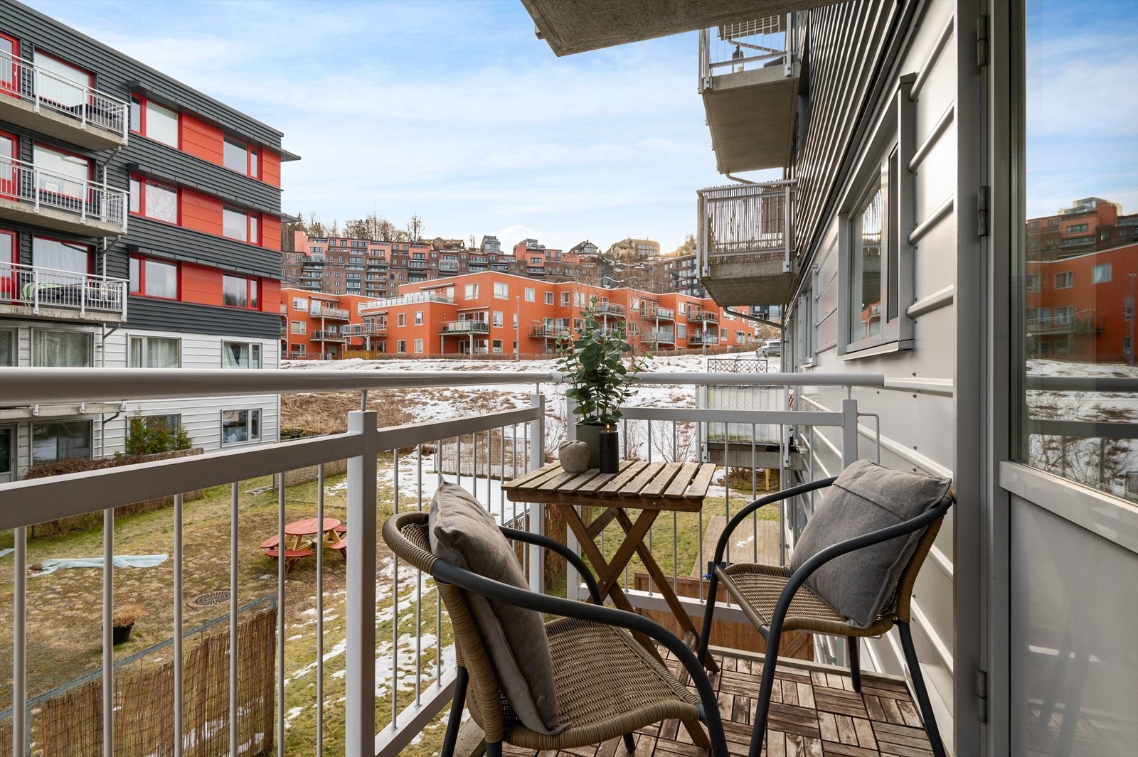 Balkongen på 4,5 m² har plass til en liten sittegruppe eller annet tilhørende møblement. Her kan man sitte å nyte varme sommerkvelder sammen. Galleribilde