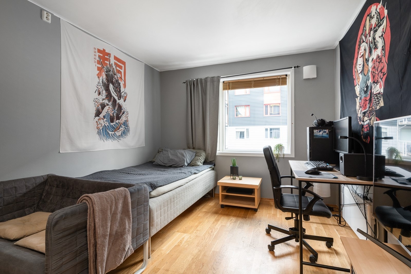 Leiligheten har en separat hybel på 20m² med egen inngang. Hybelen består av en entré, allrom og baderom. Utleiedelen sikrer faste leieinntekter hver måned som dekker det meste av felleskostnadene. Galleribilde