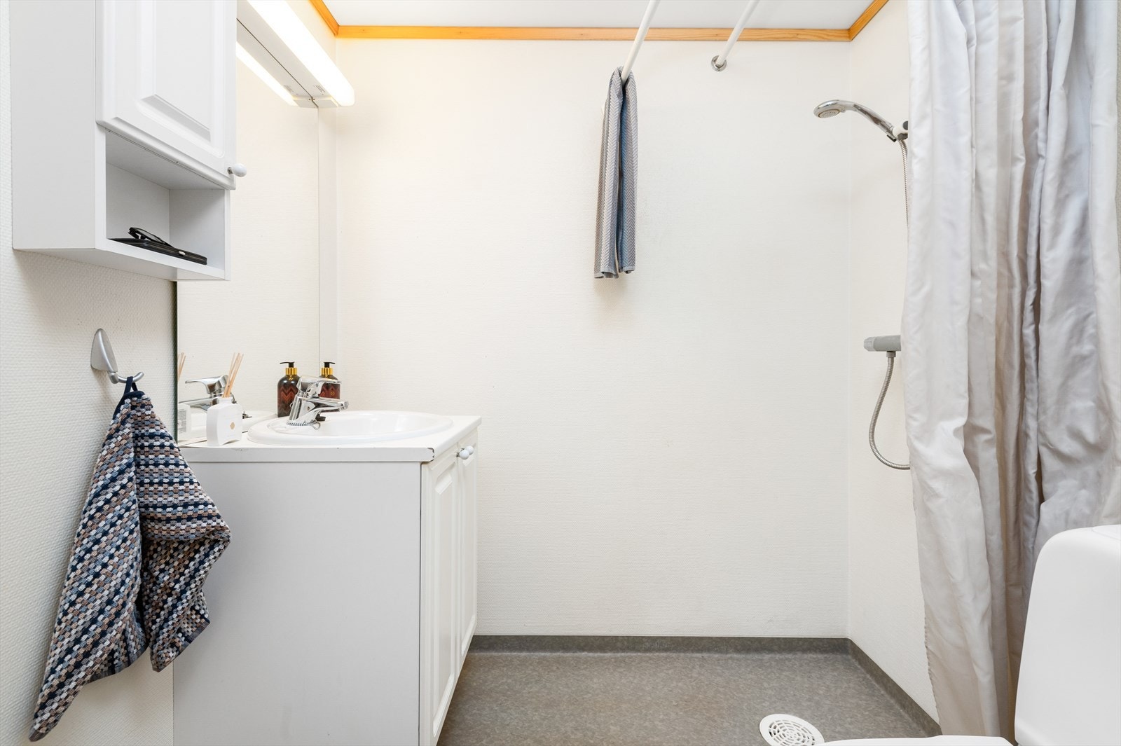 Baderommet på hybelen har belegg på gulv, samt elektrisk gulvvarme, og er utstyrt med åpen dusj, wc, servant og mekanisk avtrekk. Galleribilde