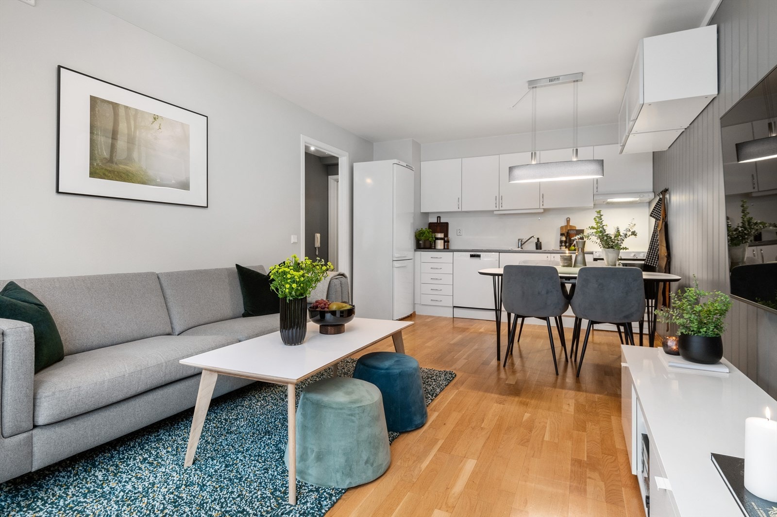 Allrommet inkluderer en stor og lys stue og kjøkken i en åpen løsning på hele 21 m². Her er det flere gode møbleringsmuligheter for sofa, TV-benk, spisebord og tilhørende møblement. Galleribilde