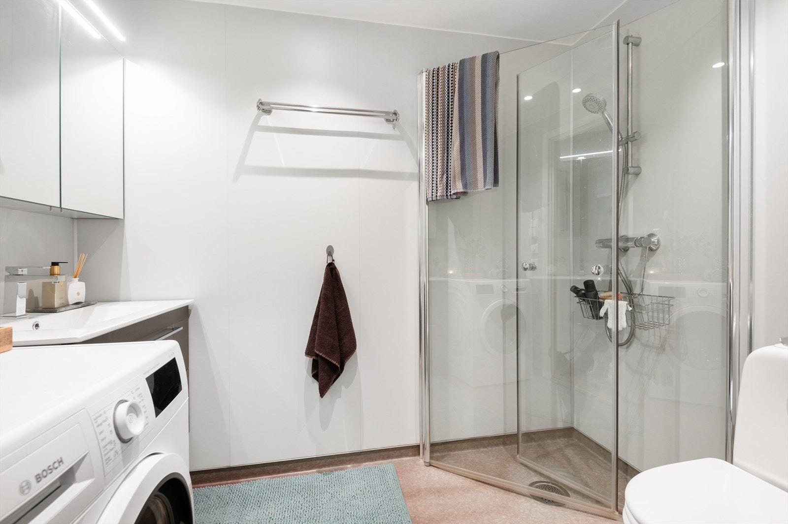 Baderommet er på 4 m², har downlights i himling og elektriske varmekabler i gulv. Det ble gjort en rekke oppgraderinger på badet i 2021, hvor det blant annet ble lagt nytt baderomspanel og byttet baderomsinventar. Galleribilde