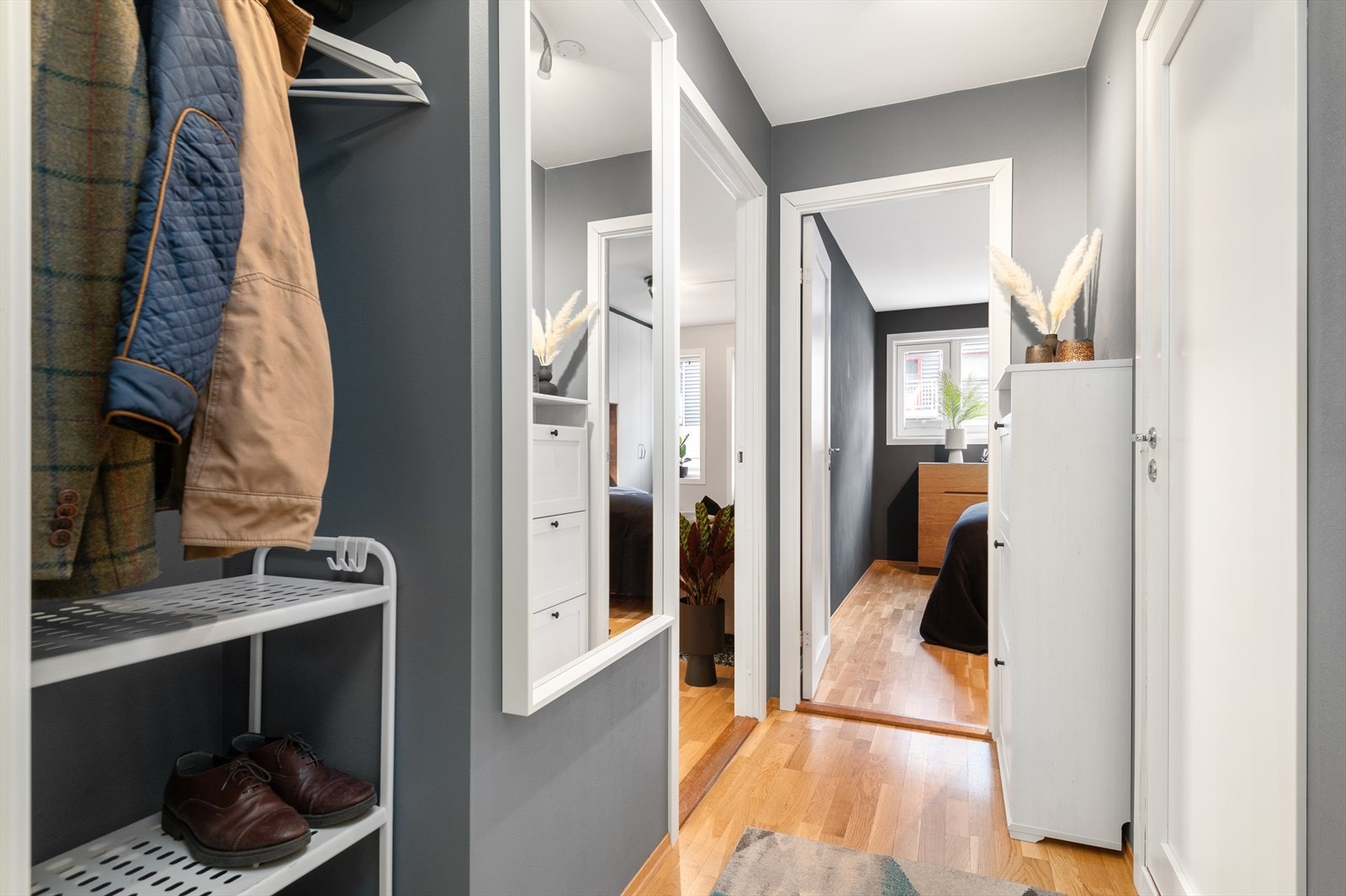 Ved inngangspartiet er det rom for oppbevaring for yttertøy og sko, og eventuelt en liten kommode for ytterligere tilbehør. For ytterligere oppbevaring har leiligheten en bod i kjelleren på 4,8 m². Galleribilde
