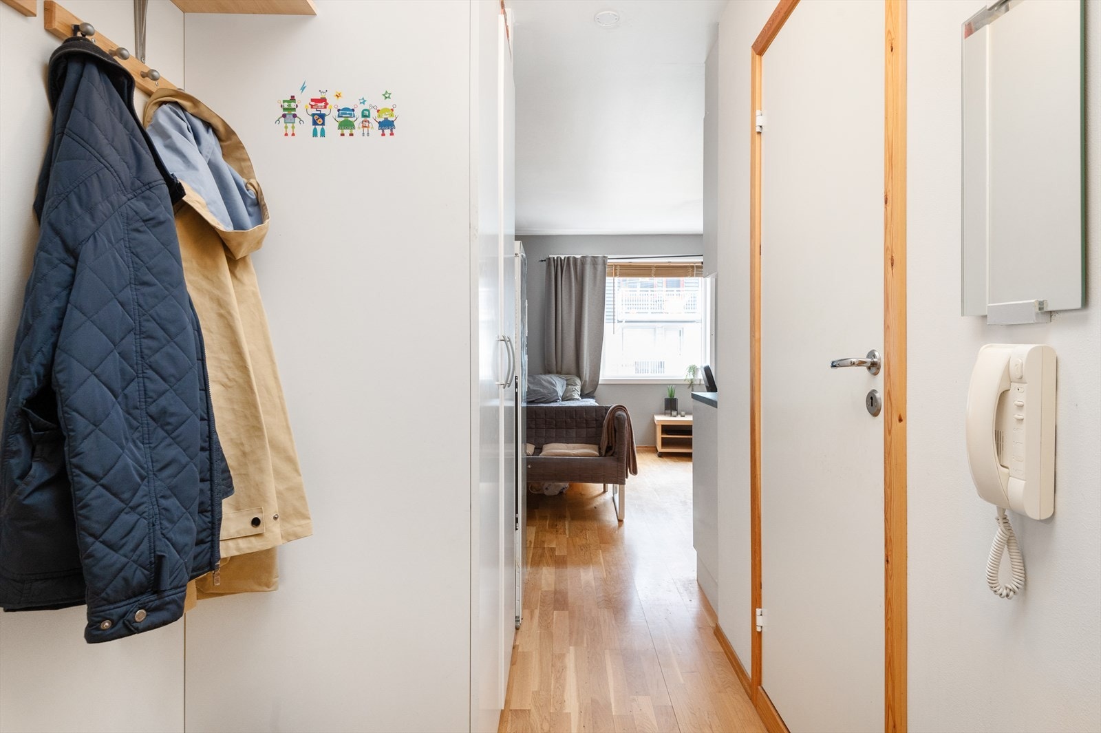 Utleiedelen har også en liten gang med parkett på gulv og malte overflater på vegger. Her har man gode oppbevaringsmuligheter for yttertøy og sko. Galleribilde