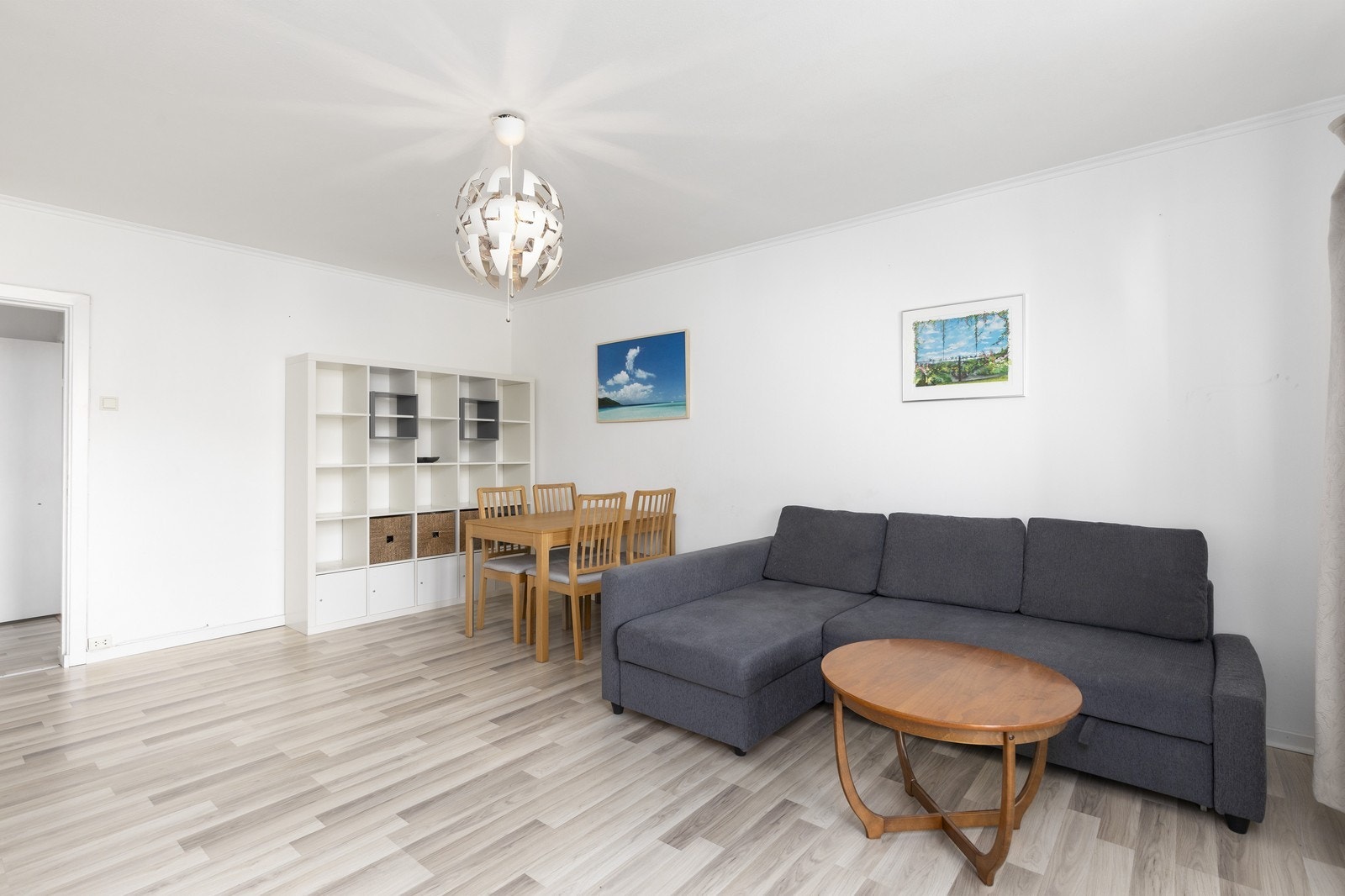 Stuen er lys og romslig, med god plass til både stor sittegruppe og spisestuebord. Galleribilde