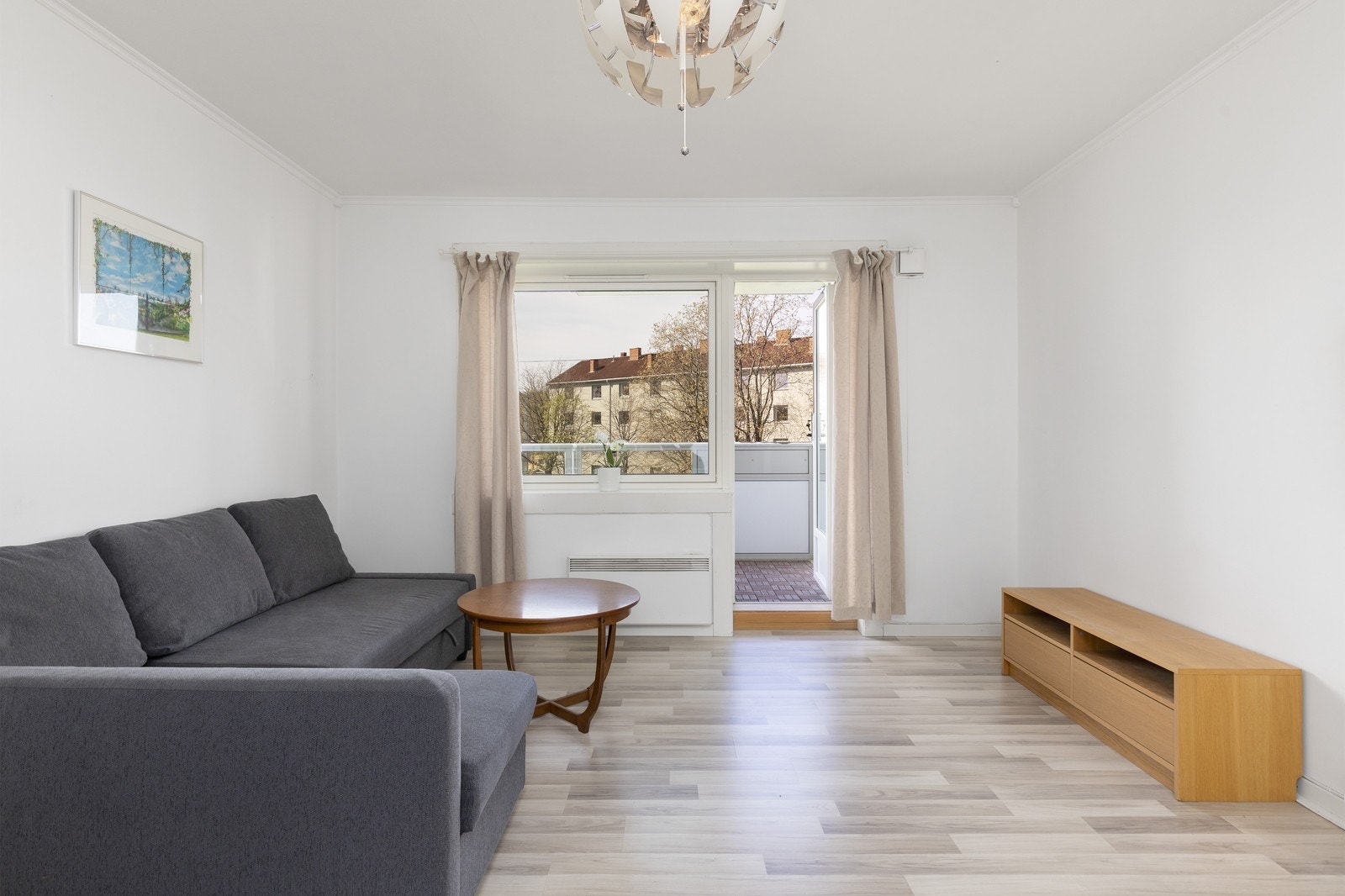Fra stuen er det utgang til balkong. Galleribilde