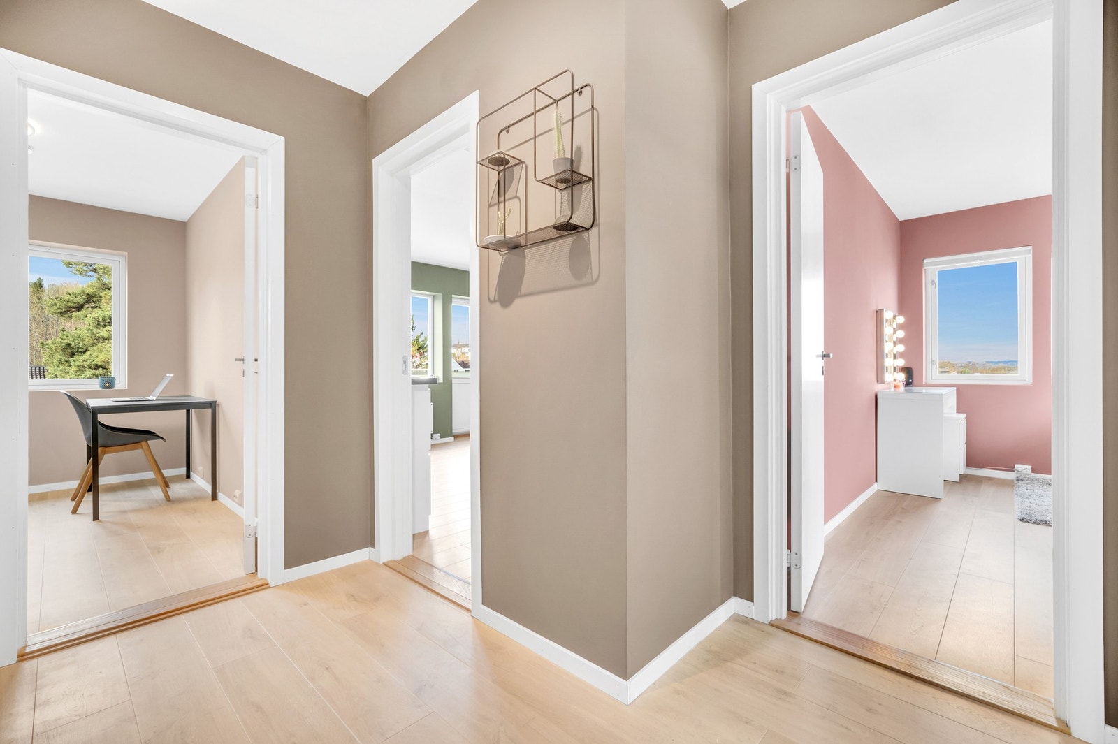 Alle vegger er malt i tidsriktige fargetoner. Godt med lagringsplass i eksterne boder i kjeller og på loft. Galleribilde