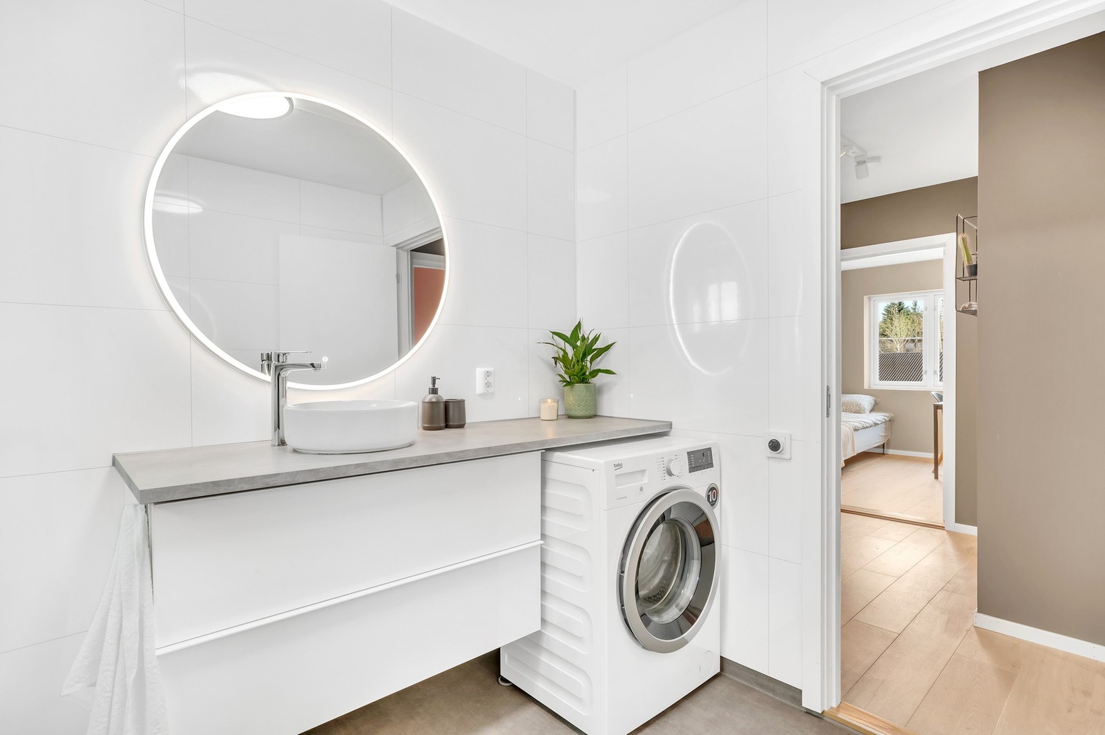 Her er det dusjkabinett, innredning m/skuffer og opplegg for vaskemaskin. Galleribilde