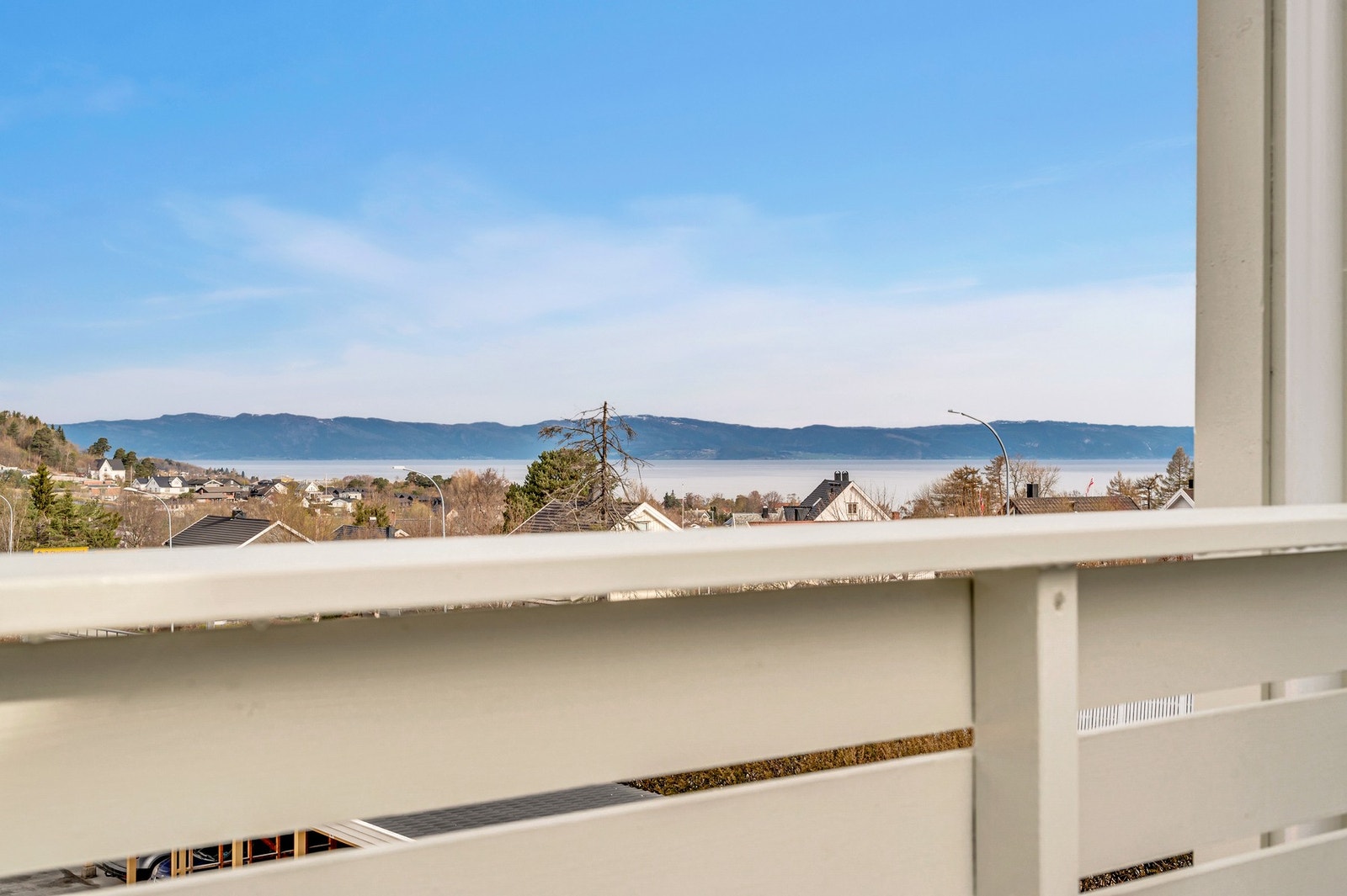 Også fra balkongen har man en herlig utsikt mot fjorden. Galleribilde