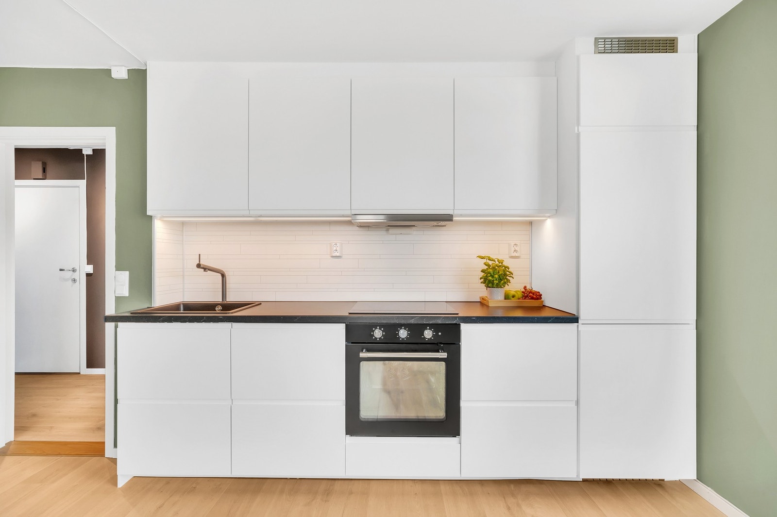 Lys og moderne kjøkkeninnredning fra IKEA. Det er balansert ventilasjon i leiligheten. Galleribilde