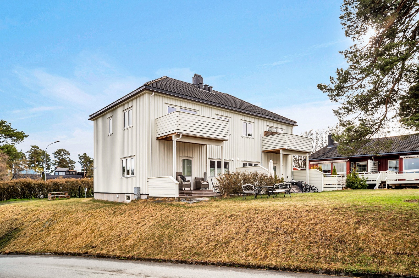 Fasade. Bygget ble utvendig renovert i 2021 med bl.a nye vinduer, ny kledning og etterisolering. Drenering fra 2019. Galleribilde