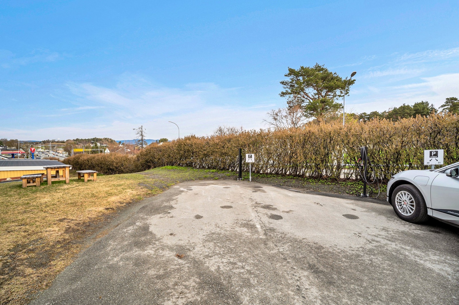 Parkeringsplassen som følger boligen. Her er det lagt opp infrastruktur for montering av elbillader. Galleribilde
