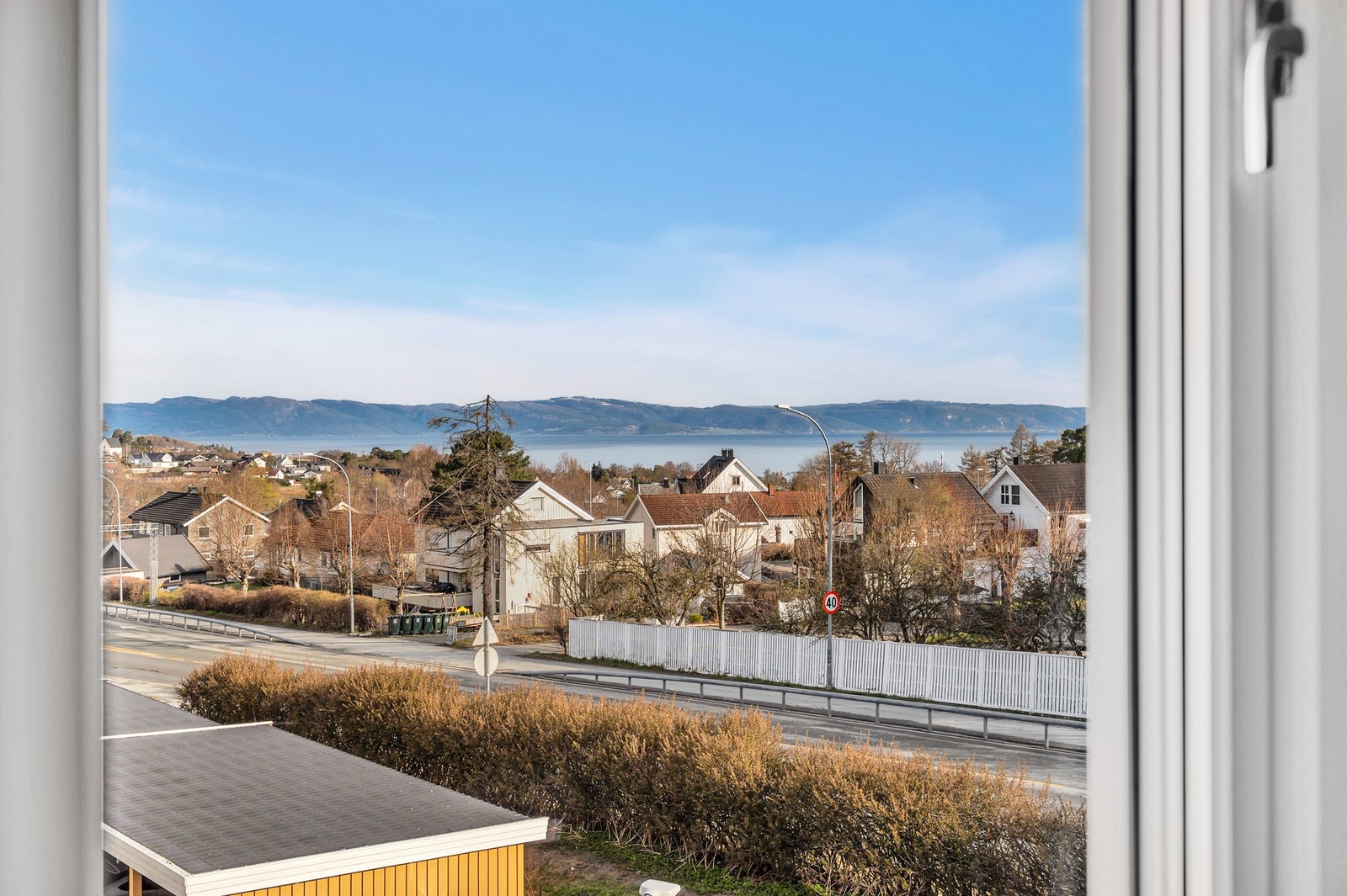 Leiligheten ligger sentralt til på Charlottenlund med nærhet til bl.a Sabrura, bensinstasjon, dagligvarebutikker, barnehage/skole og busstopp. Galleribilde