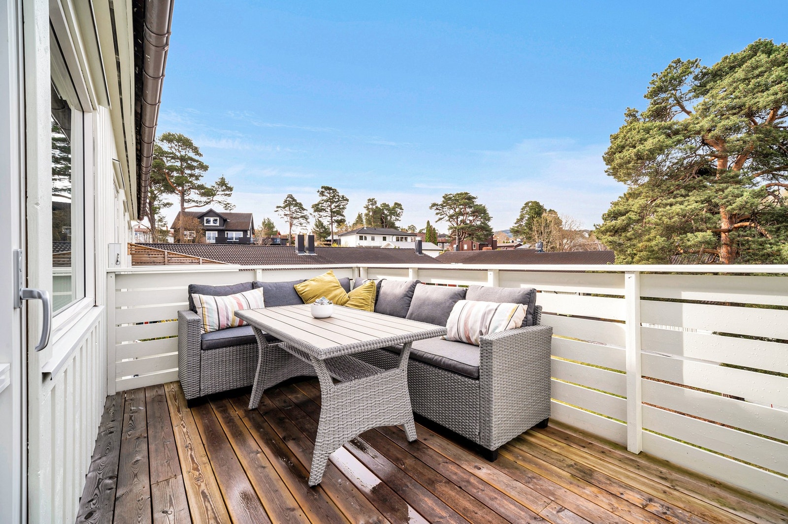 Sørvestvendt balkong på 9 kvm. Her nyter man glimrende solforhold fra ca. kl. 09:00 til solnedgang på sommerstid. Galleribilde