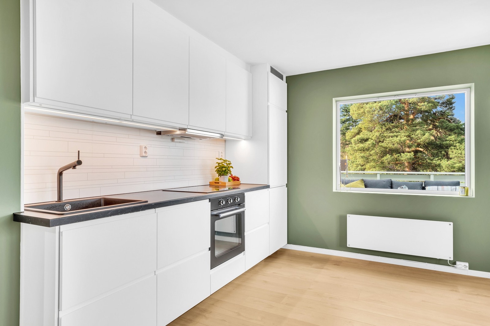 Lekkert kjøkken fra 2023. Kjøkkenet ble flyttet inn på stua og det ble etablert et ekstra soverom der hvor kjøkkenet tidligere var. Galleribilde