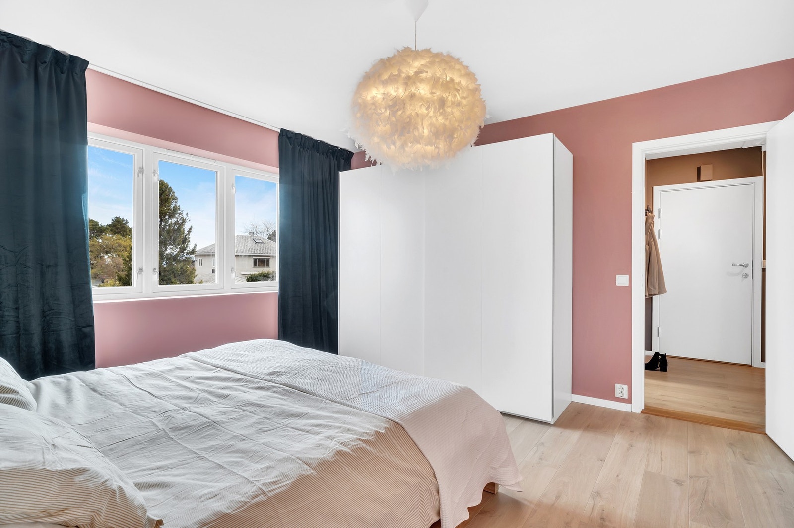 Her er det god plass til både stor dobbeltseng og garderobeløsninger. Galleribilde