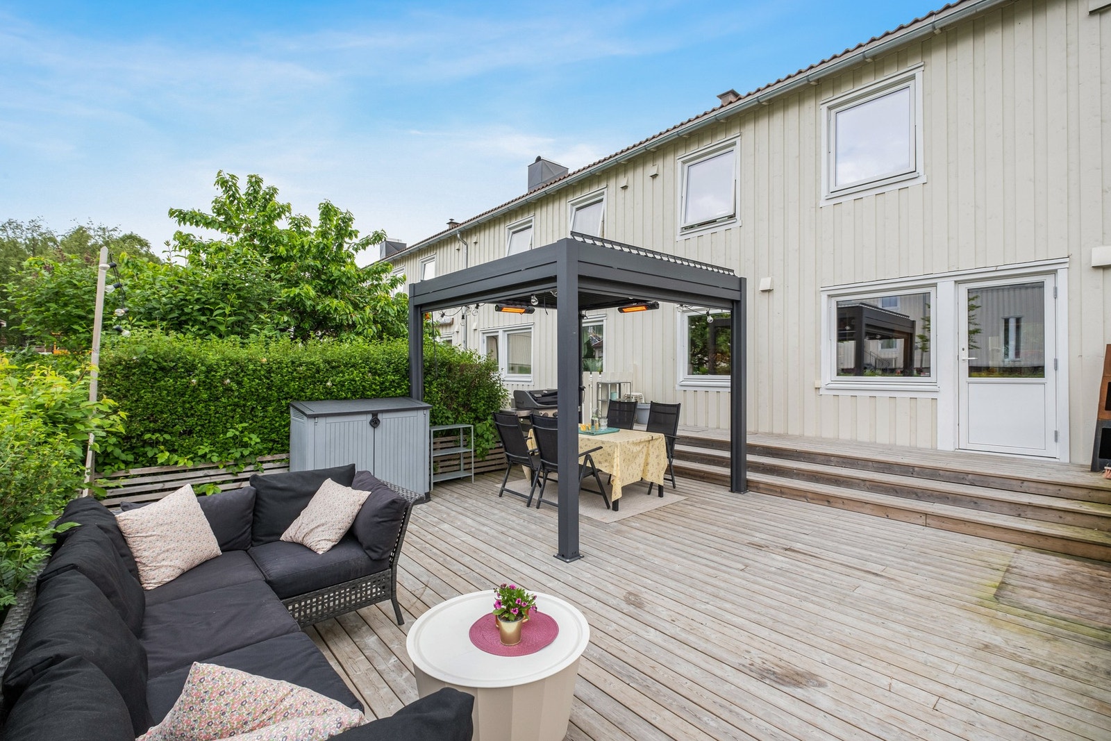 Boligen ble betydelig oppgradert utvendig i 2016 med etterisolering av alle vegger, nytt panel samt. bytte av alle boligens vinduer og dører. Galleribilde