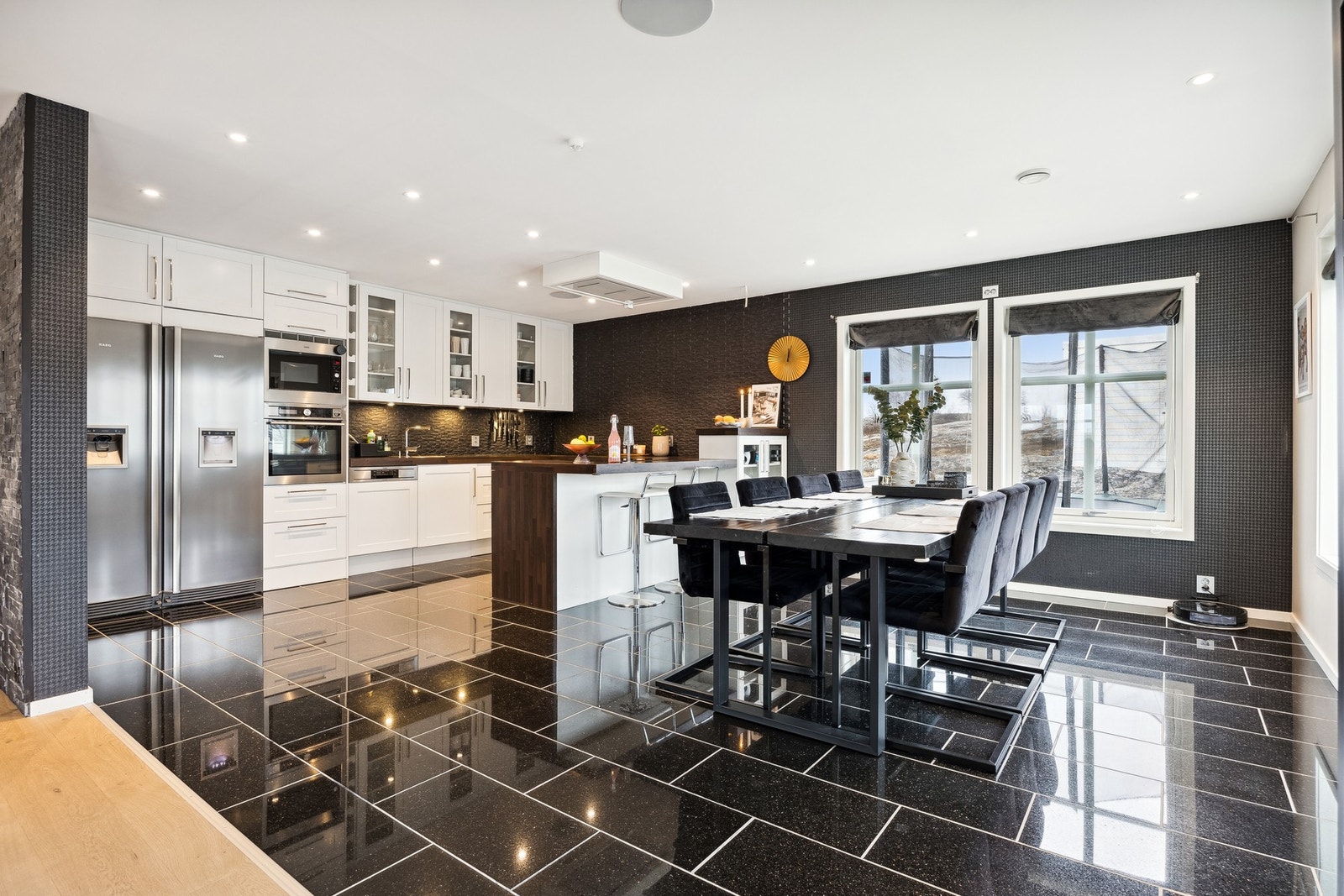 Det er plass for stort spisebord ved kjøkkenet - her er det plass for hele storfamilien Galleribilde