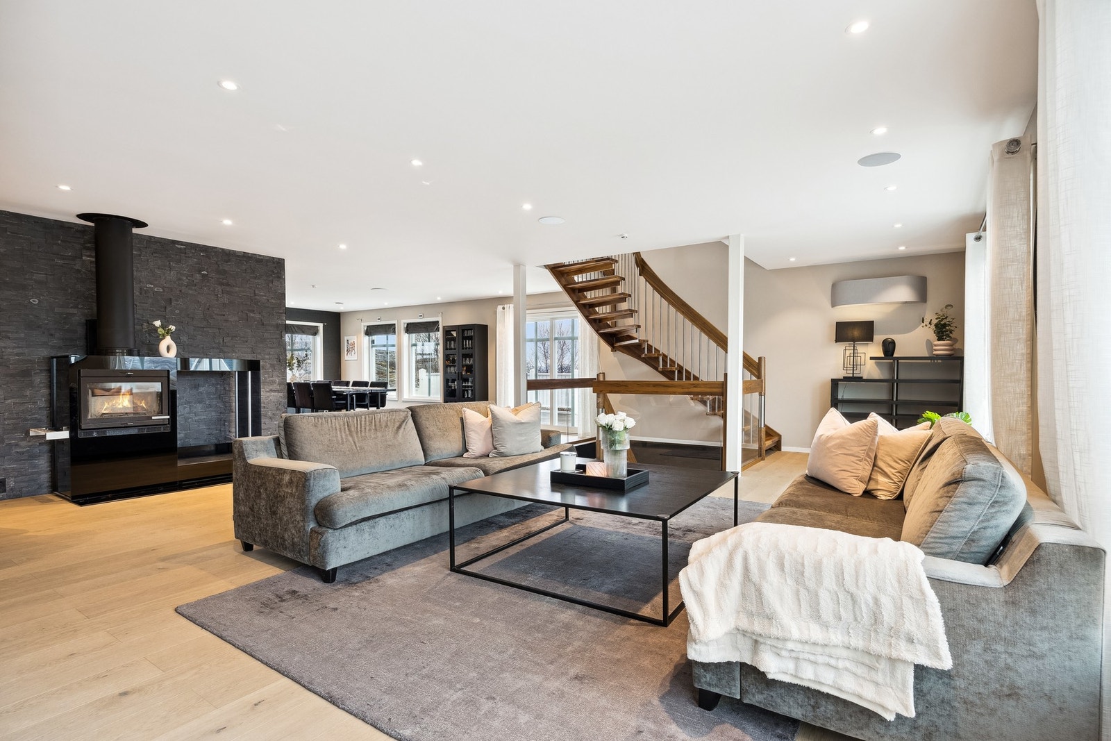 Stuen oppleves som romslig og ligger i åpen løsning mot kjøkkenet Galleribilde