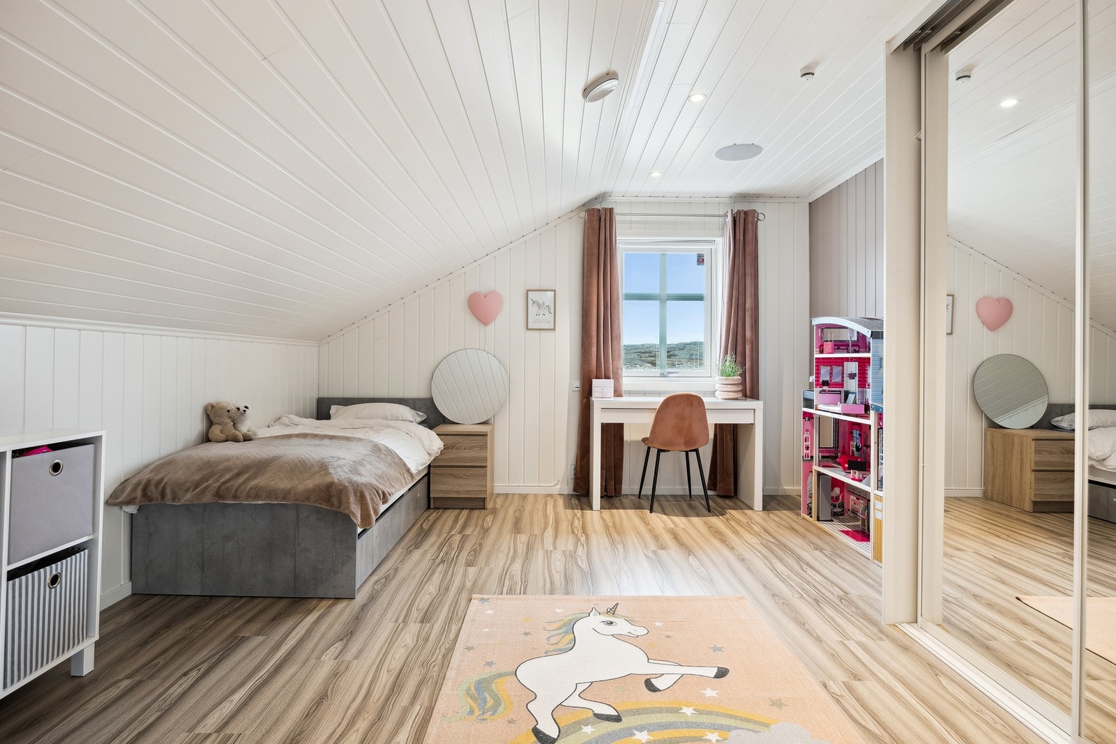 Soverom III har skyvedørsgarderobe med speildører - 2.etg. Galleribilde