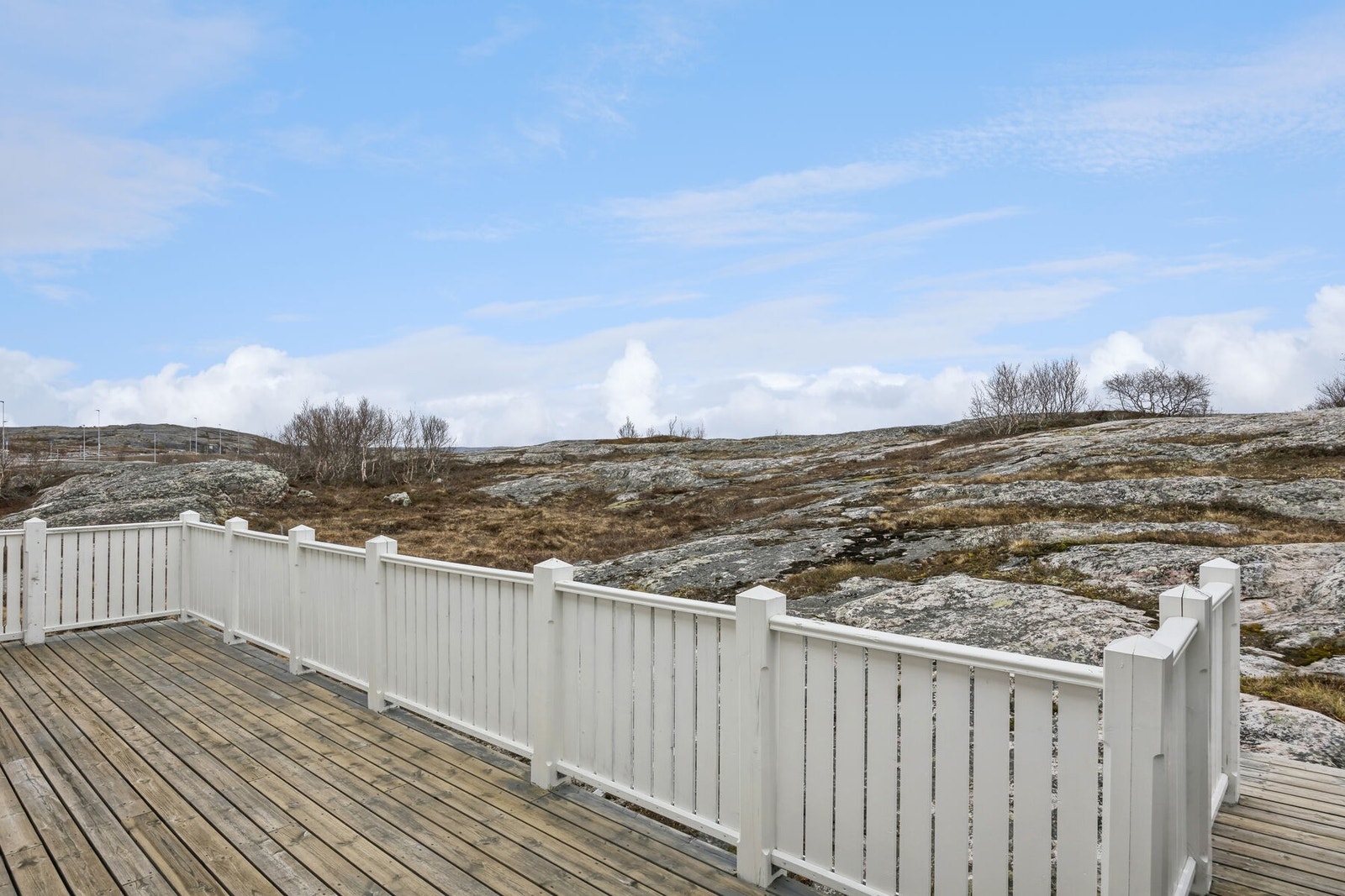 Usjenert terrasse og store friområder i bakhagen Galleribilde