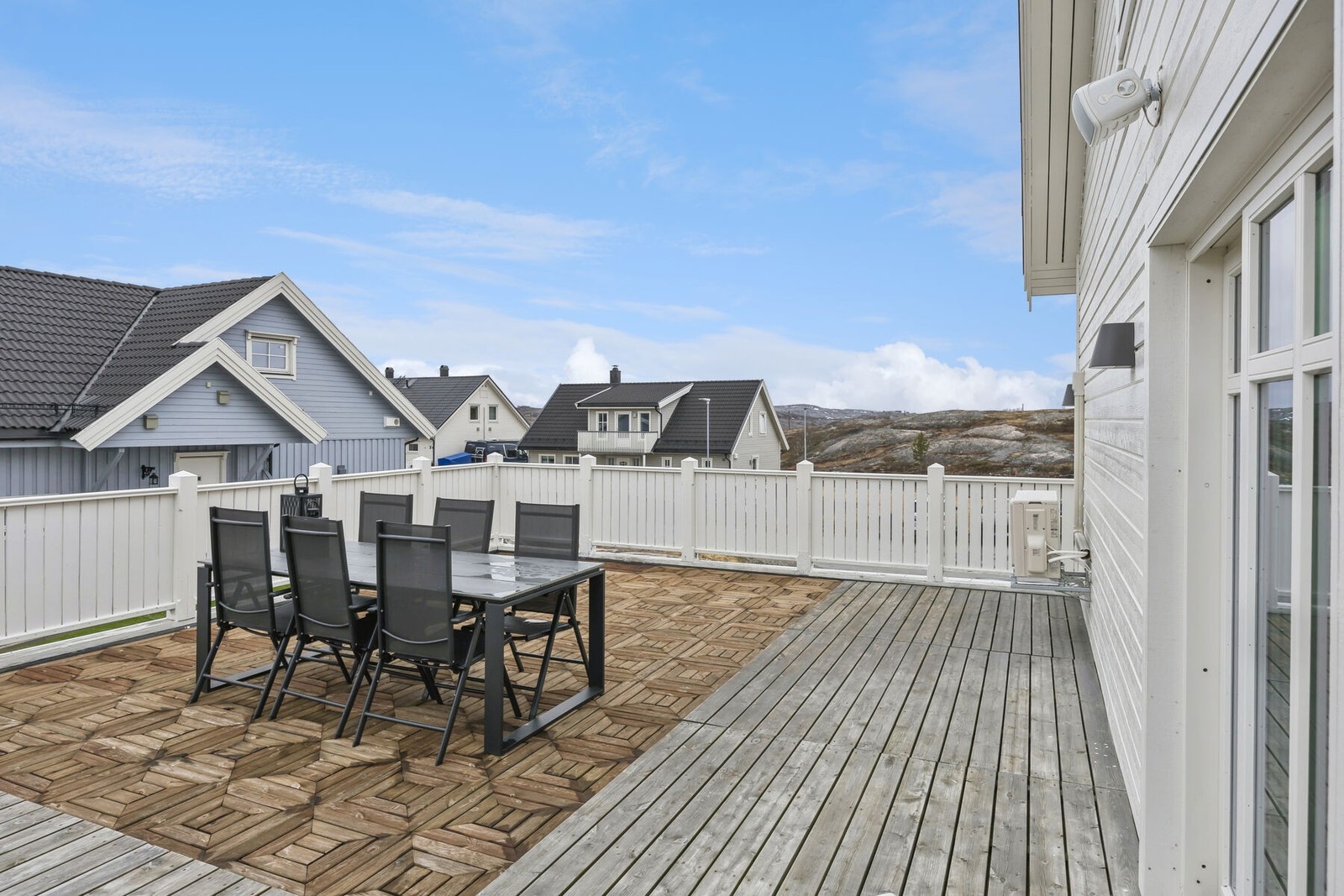 Stor terrasse over garasje Galleribilde