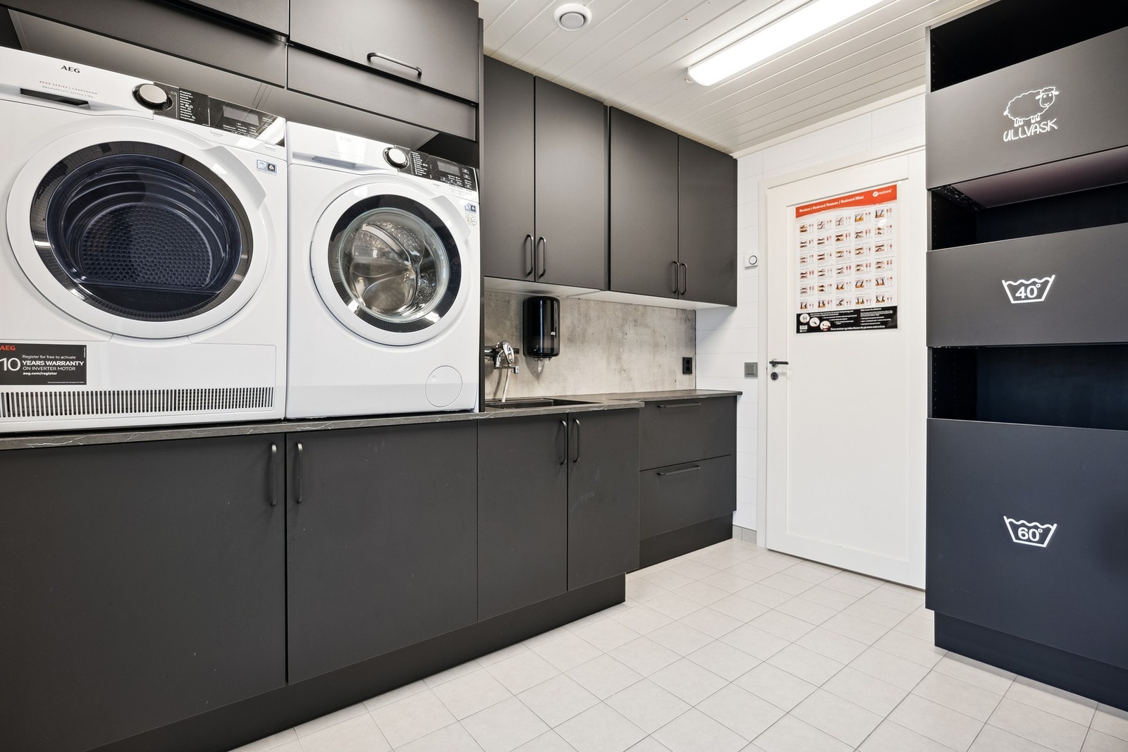 Vaskerommet ble pusset opp i 2023 med ny innredning - Her er alt lagt til rette for god orden Galleribilde