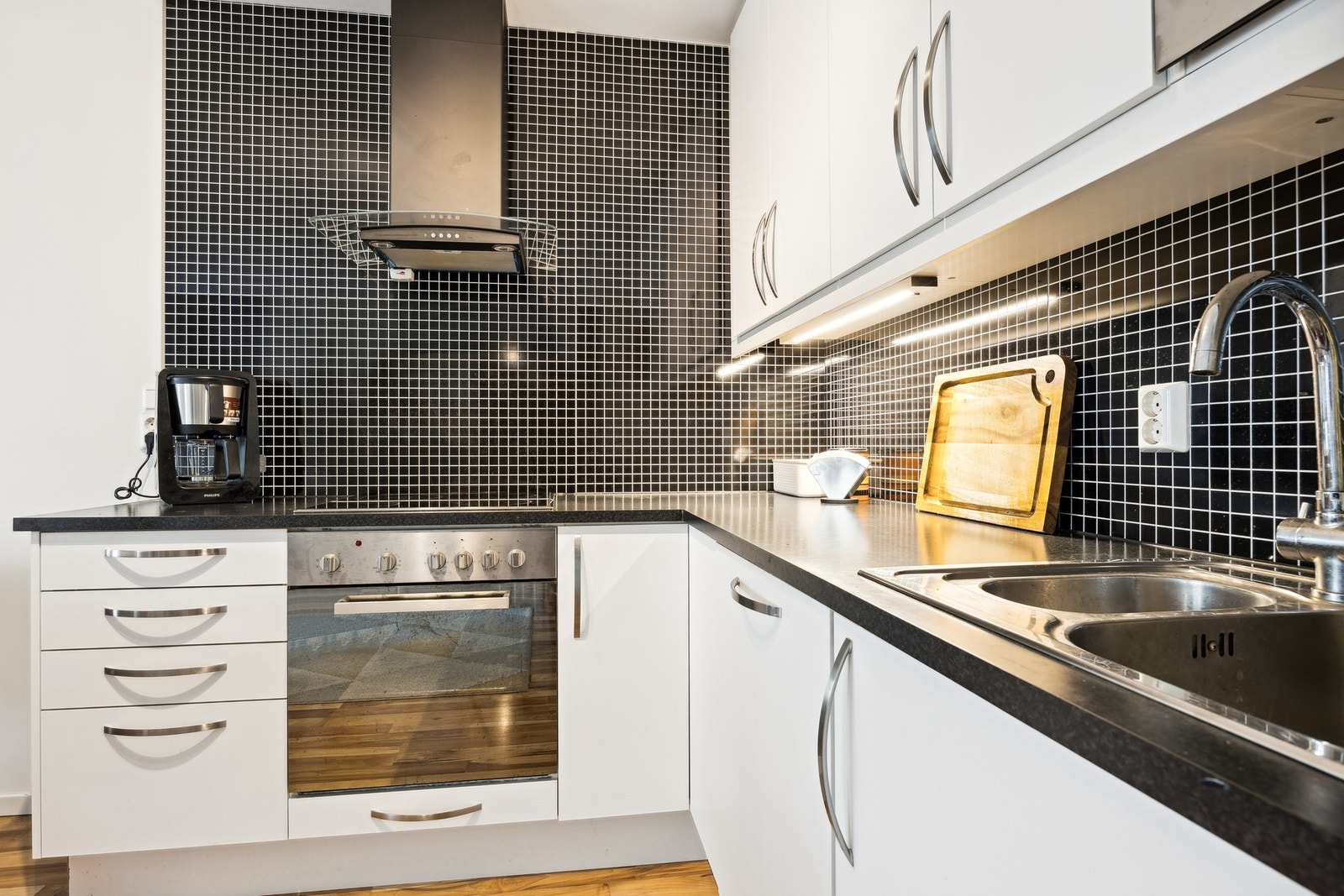 Kjøkken utleiedel II har integrert platetopp, stekeovn og oppvaskemaskin Galleribilde