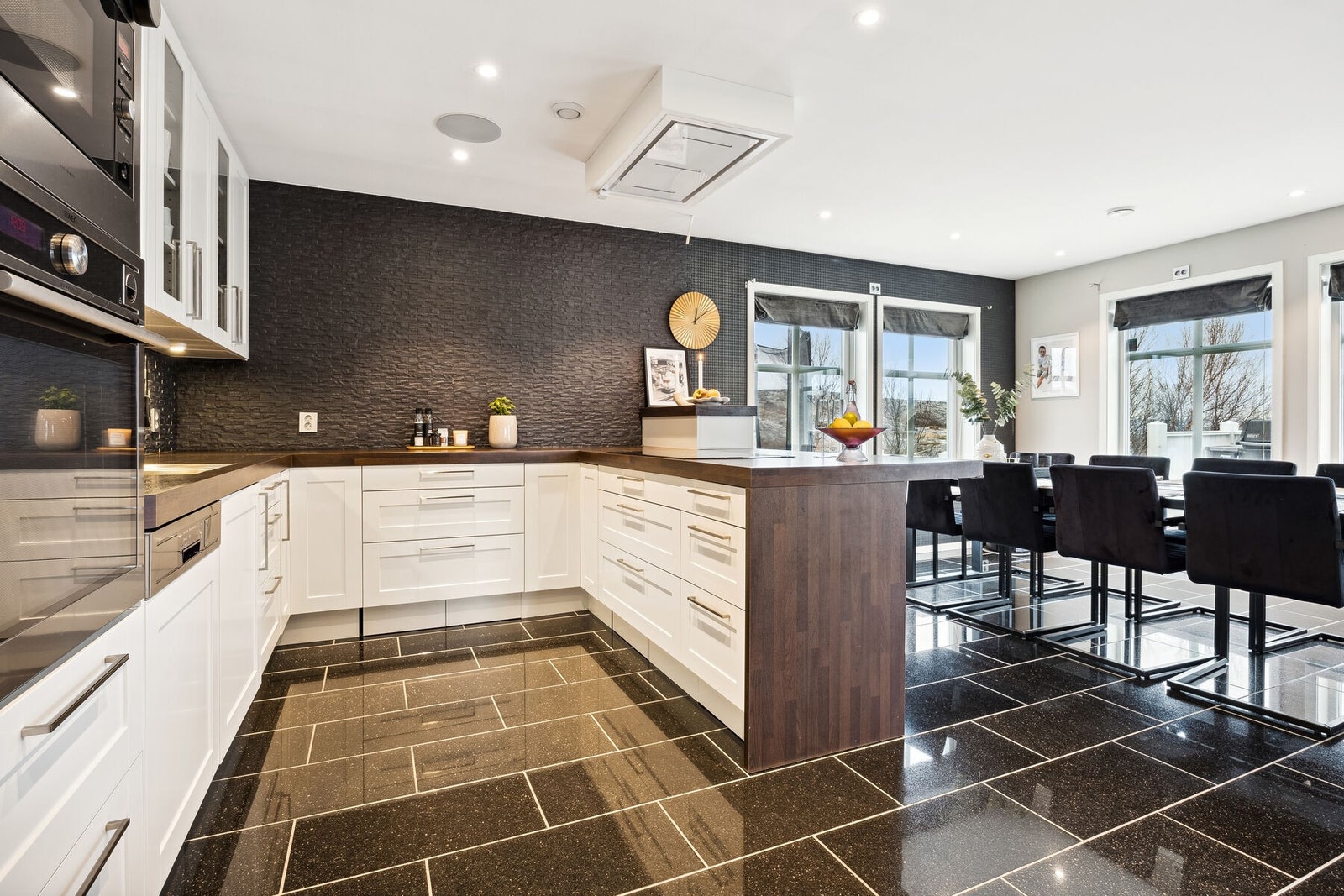 Det er godt med skap- og benkeplass på kjøkkenet Galleribilde