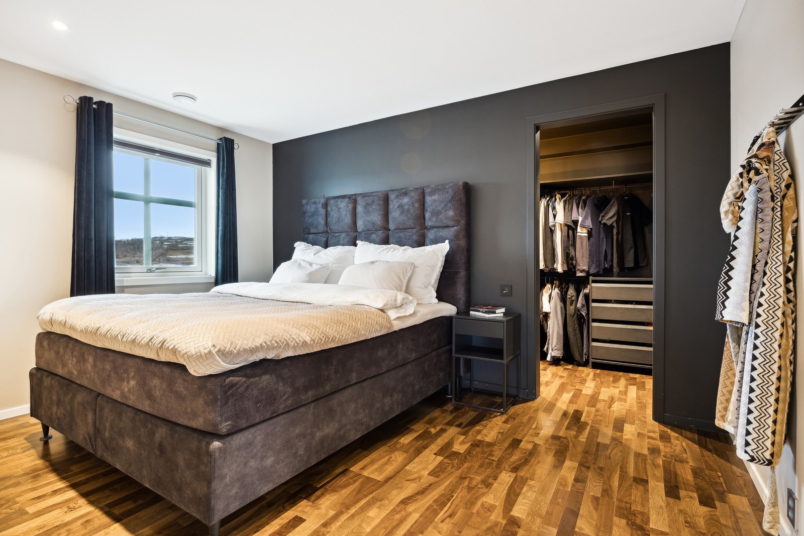 Soverom I ligger i hovedetasjen og har direkte adkomst til walk in closet og bad Galleribilde