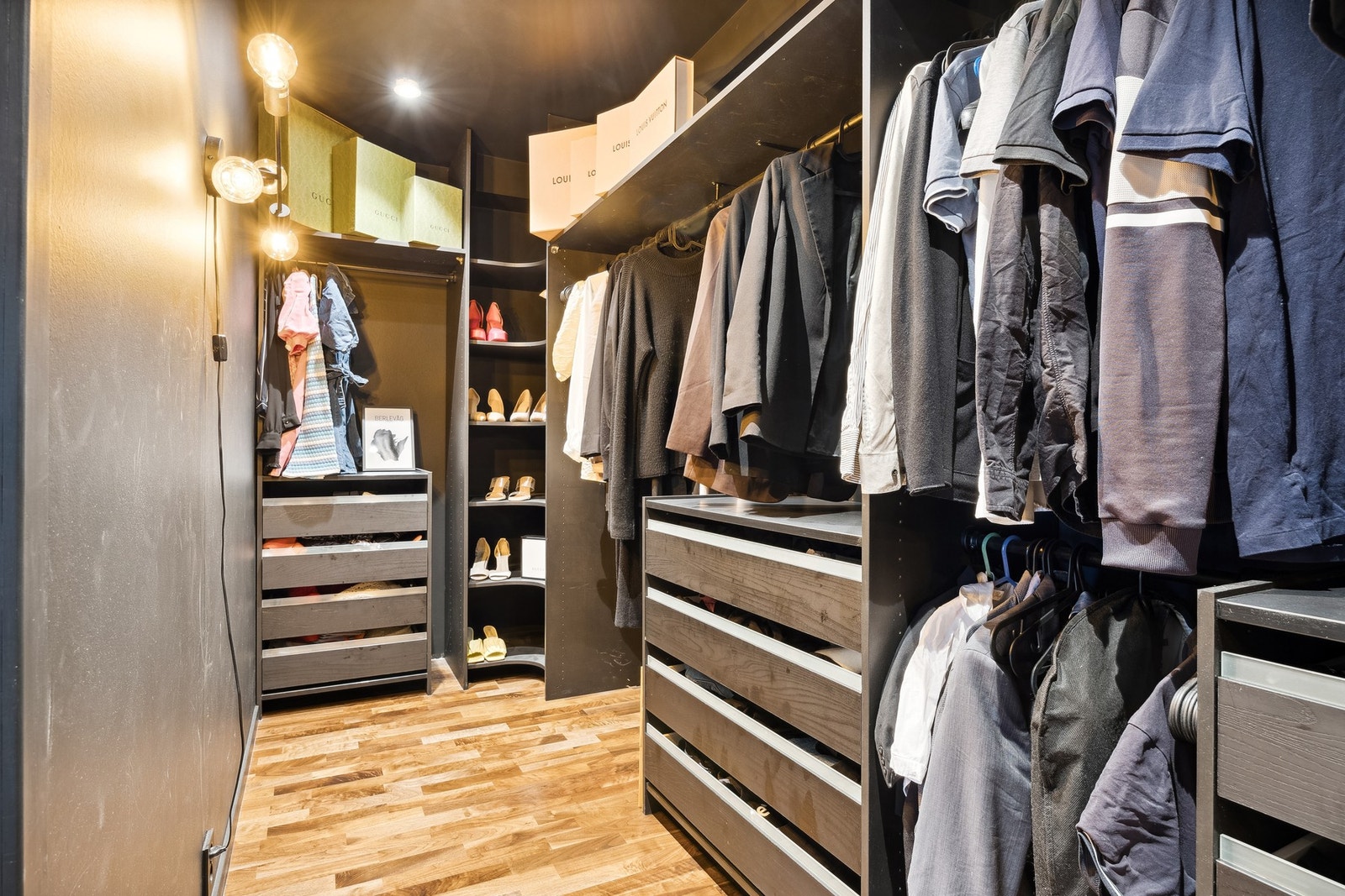 Walk inn closet med god oppbevaringsplass Galleribilde