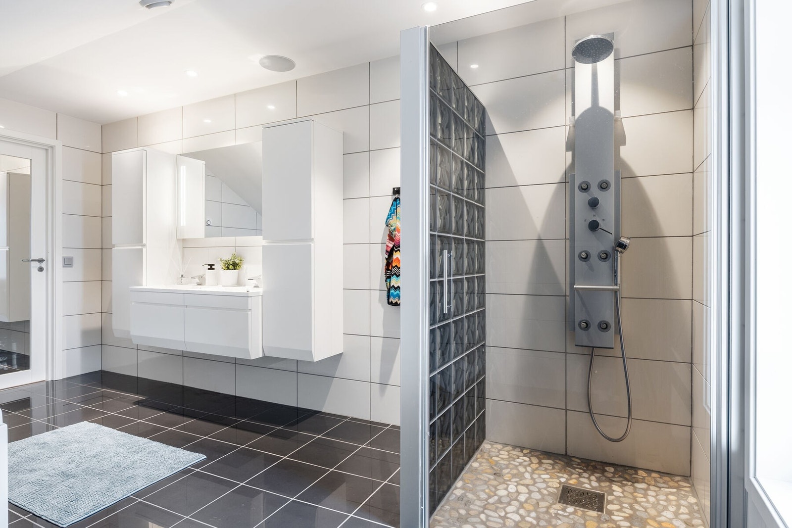 Dusj med regnfallsdusj og massasjedyser Galleribilde