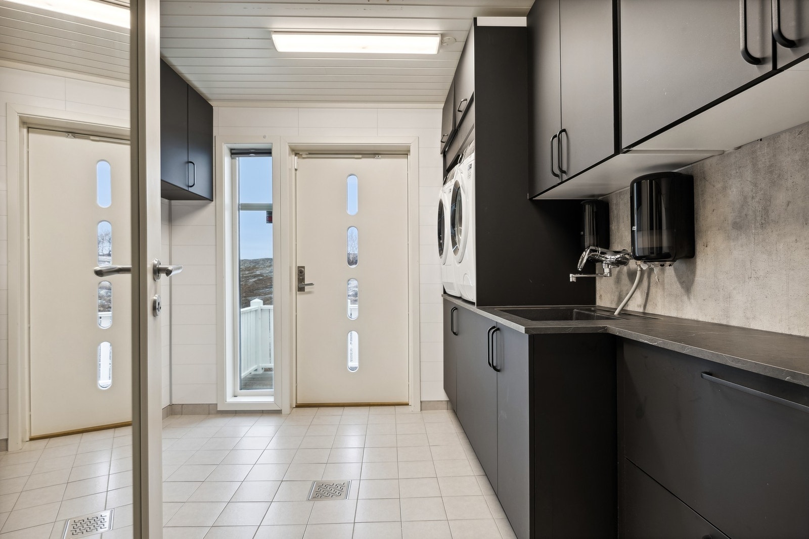 Fra vaskerom i hovedetasjen har du direkte utgang til terrasse Galleribilde