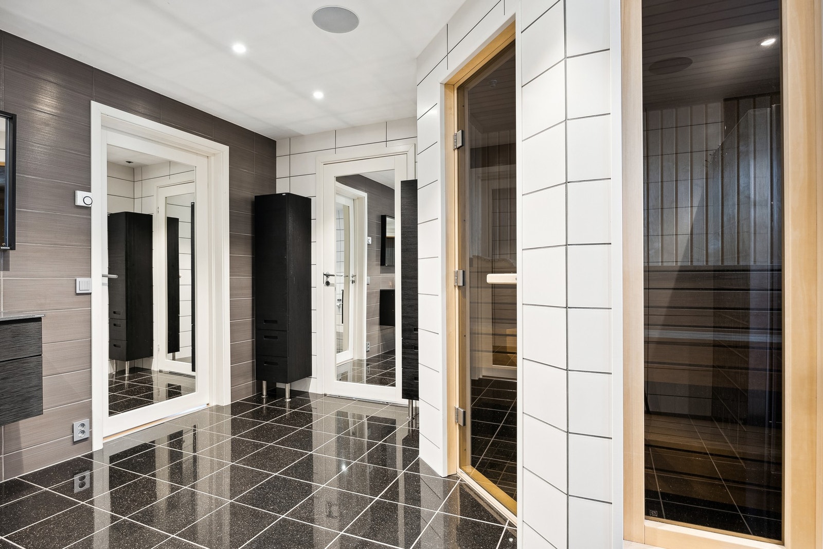 Bad i hovedetasje har integrerte høyttalere i himling. Det er også gjennomgående løsning til både soverom I og vaskerom, samt direkte adkomst til badstue Galleribilde