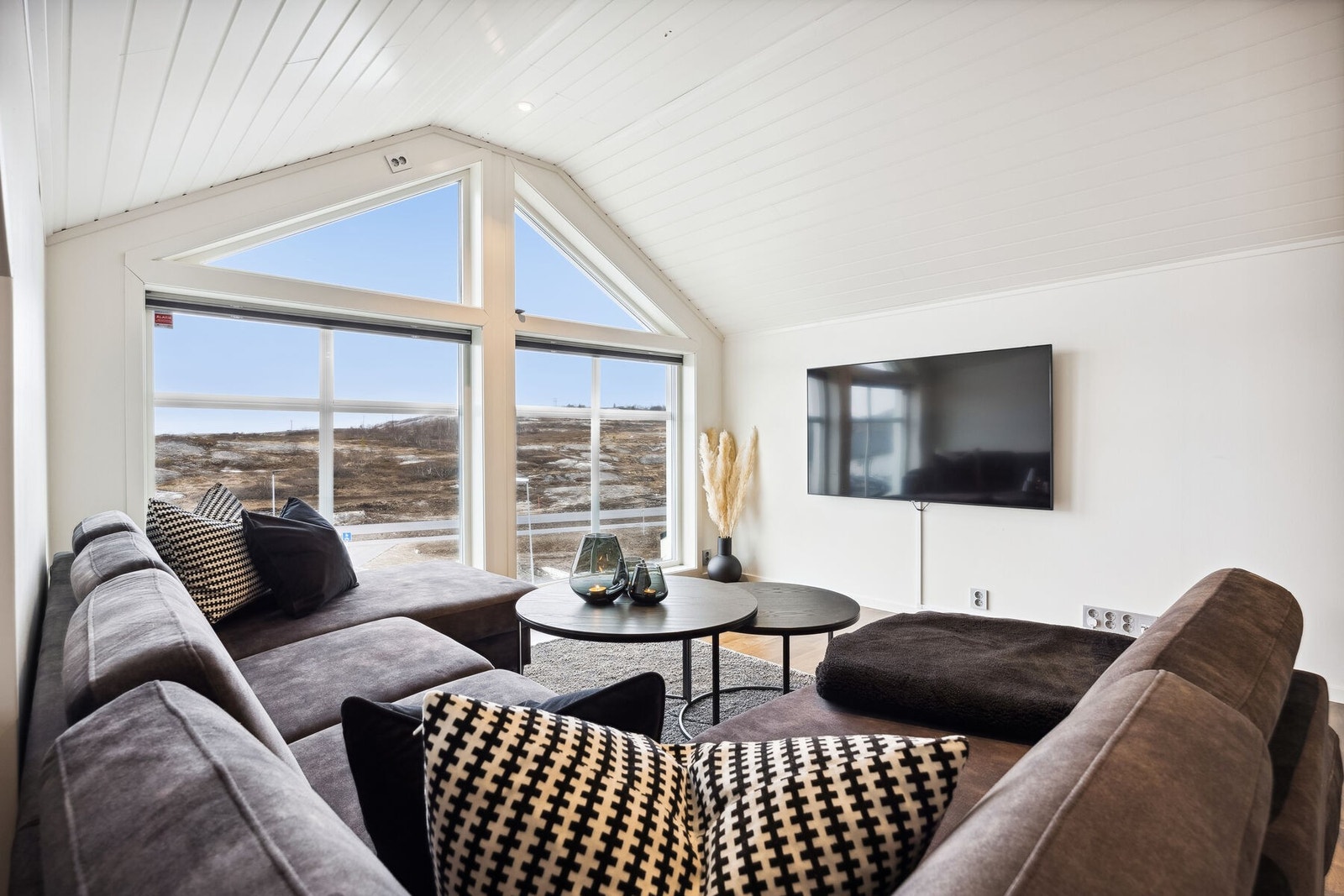 Boligen har også en loftstue med store vindusflater Galleribilde