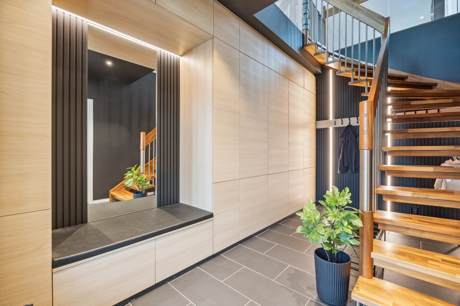 I hallen er det etablert stor innredning hvor det er god plass for oppbevaring av klær og sko. Fra hallen er det også direkte adkomst til garasjen. Galleribilde