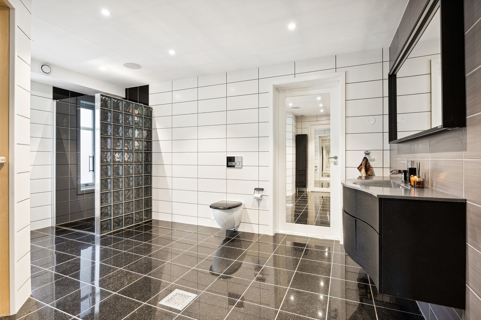 Badet på hovedplan er svært romslig og er moderne innredet Galleribilde