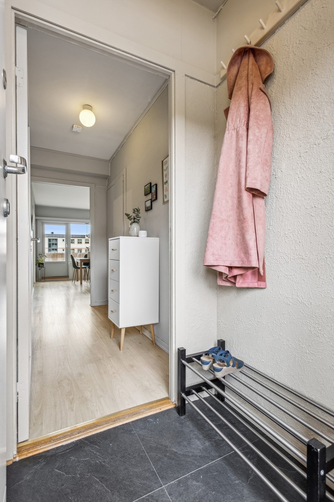 Entré med plass til å henge fra seg yttertøy og sko. Galleribilde