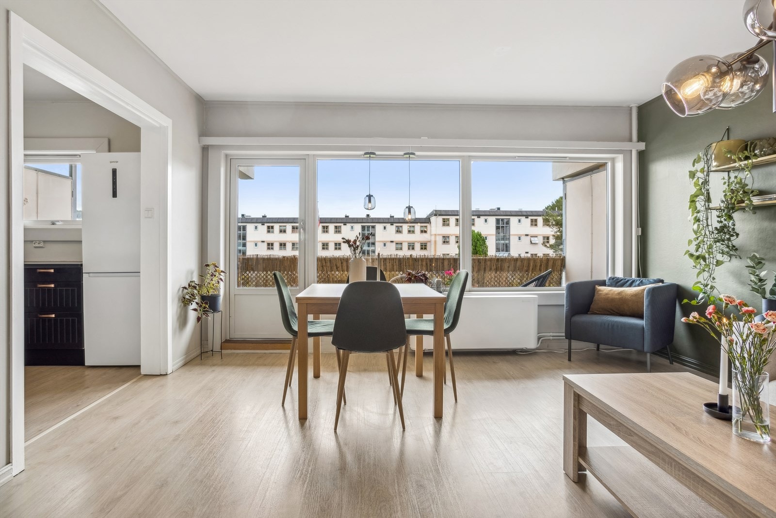 Leilighets har en romslig stue med god plass til både sofagruppe og spisebord Galleribilde