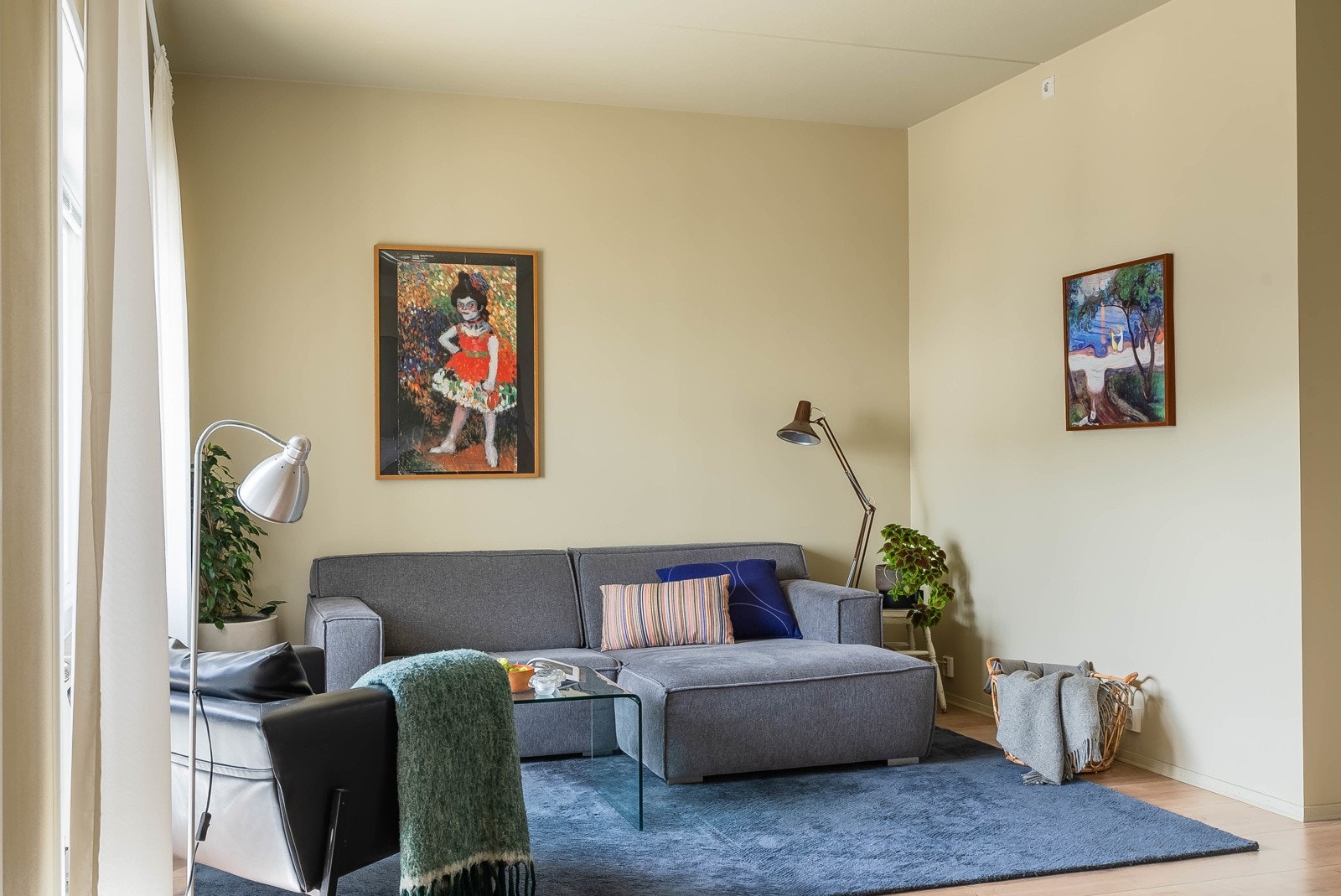 Leiligheten har store vindusflater som slipper inn mye naturlig lys. Galleribilde